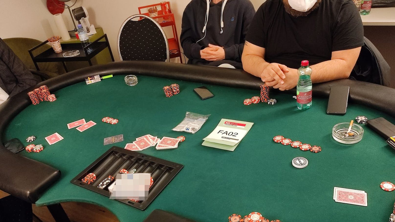 Die Finanzpolizei deckte in Wien-Favoriten ein illegales Pokerlokal auf. Bei der Razzia wurden 20 Spieler angetroffen und auch Drogen sichergestellt.