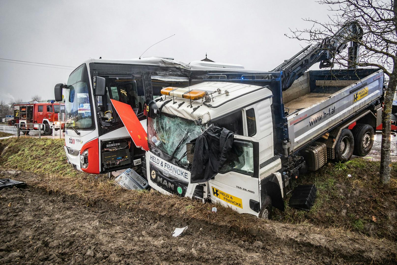 Beide Fahrzeuge wurden schwer beschädigt.