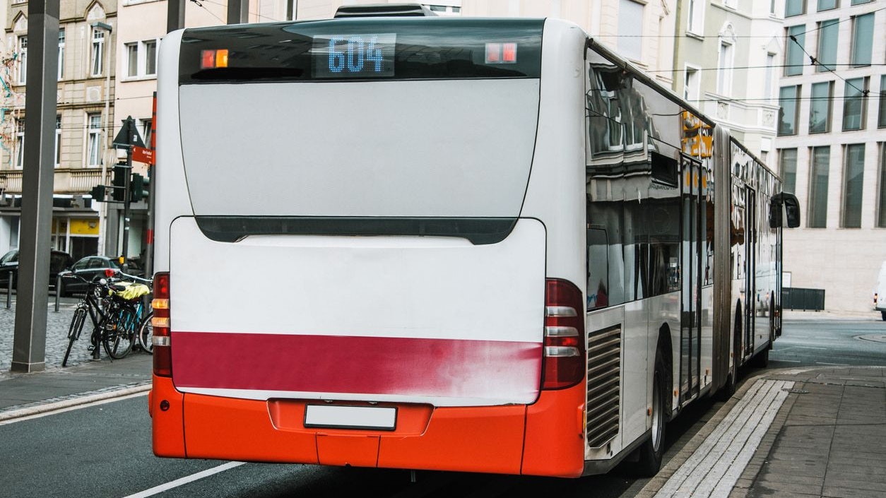 Ein Mädchen ist von einer Frau belästigt worden.