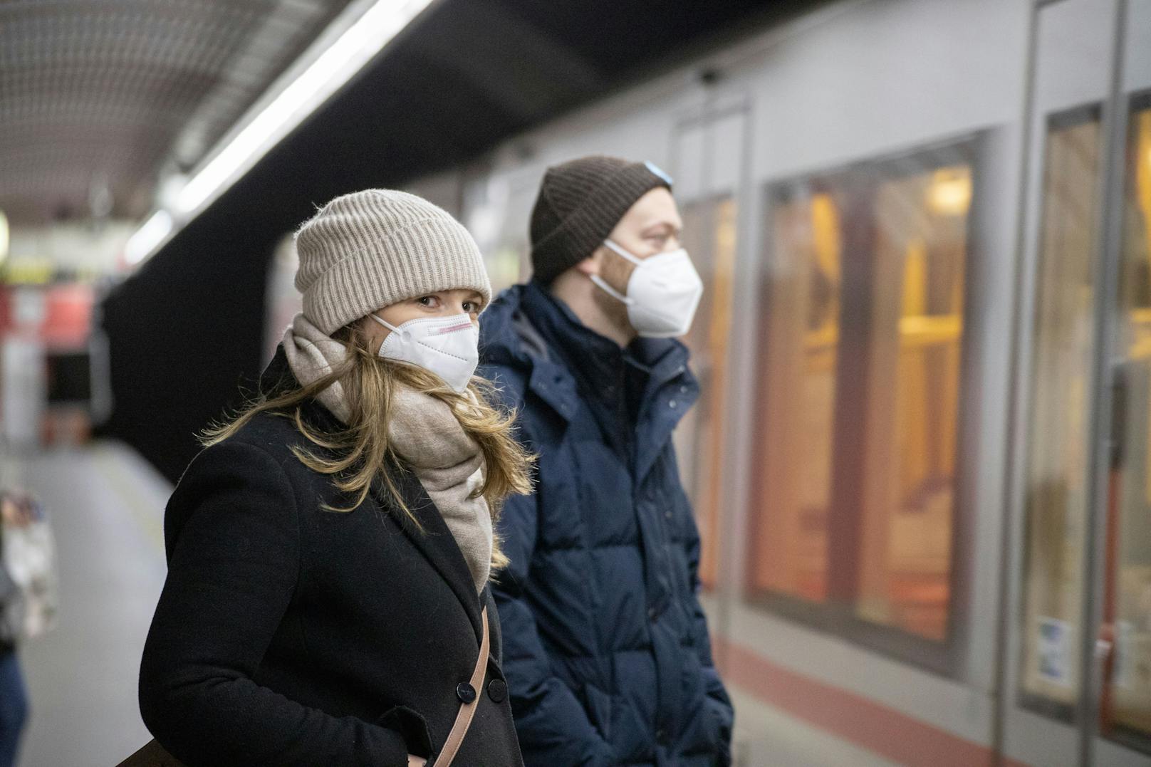 FFP2-Maskenpflicht in den öffentlichen Verkehrsmitteln reicht den NEOS nicht mehr. 