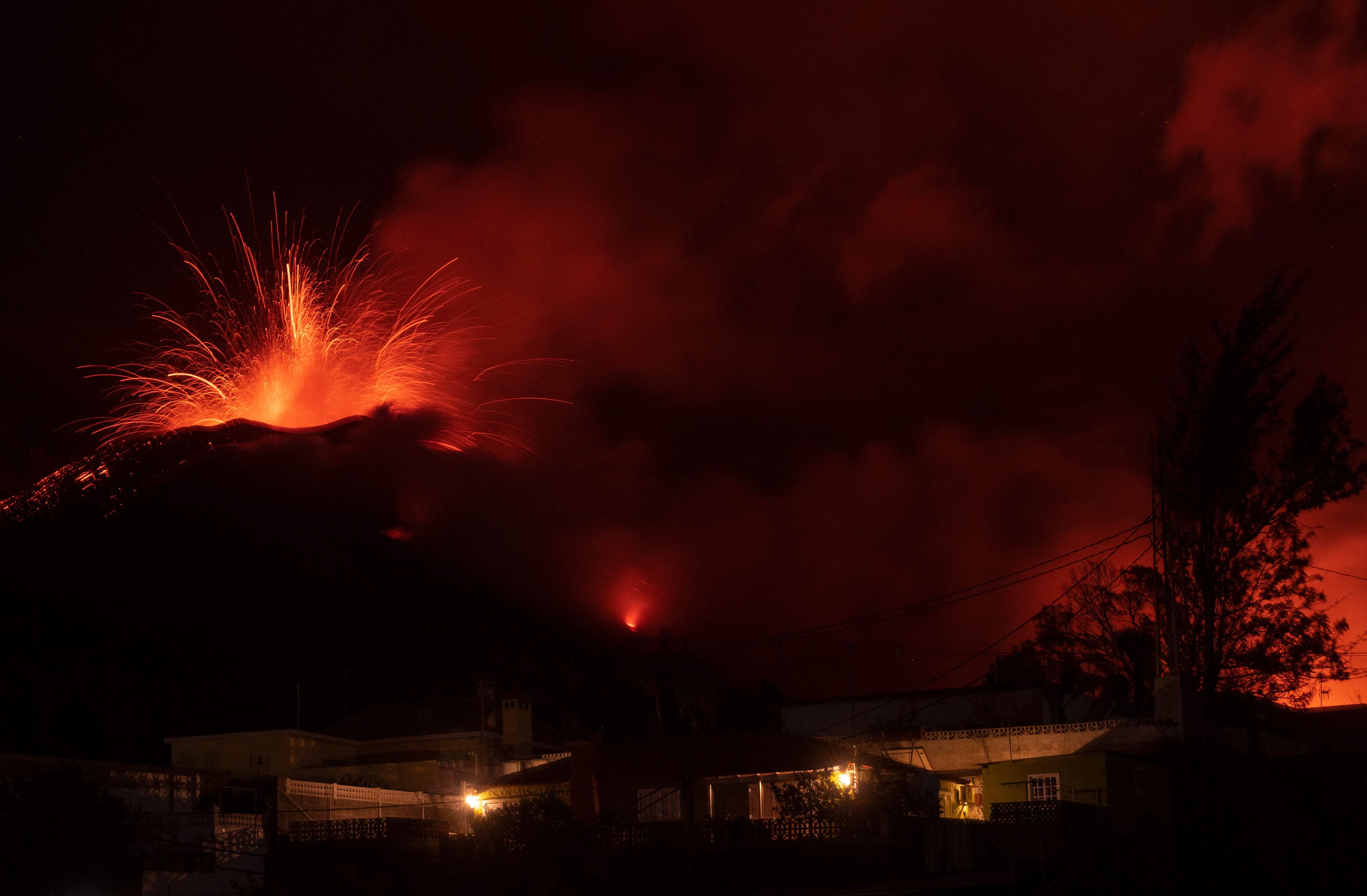 Download von www.picturedesk.com am 13.12.2021 (17:58).  TOPSHOT - The Cumbre Vieja volcano, pictured from El Paso, spews lava on the Canary island of La Palma, Spain on December 13, 2021. - The Cumbre Vieja volcano has been erupting since September 19, forcing more than 6,000 people out of their homes as the lava burnt its way across huge swathes of land on the western side of La Palma. (Photo by PIERRE-PHILIPPE MARCOU / AFP) - 20211213_PD1477 - Rechteinfo: Rights Managed (RM) Nur für redaktionelle Nutzung! Werbliche Nutzung erfordert Freigabe: bitte schicken Sie uns eine Anfrage.