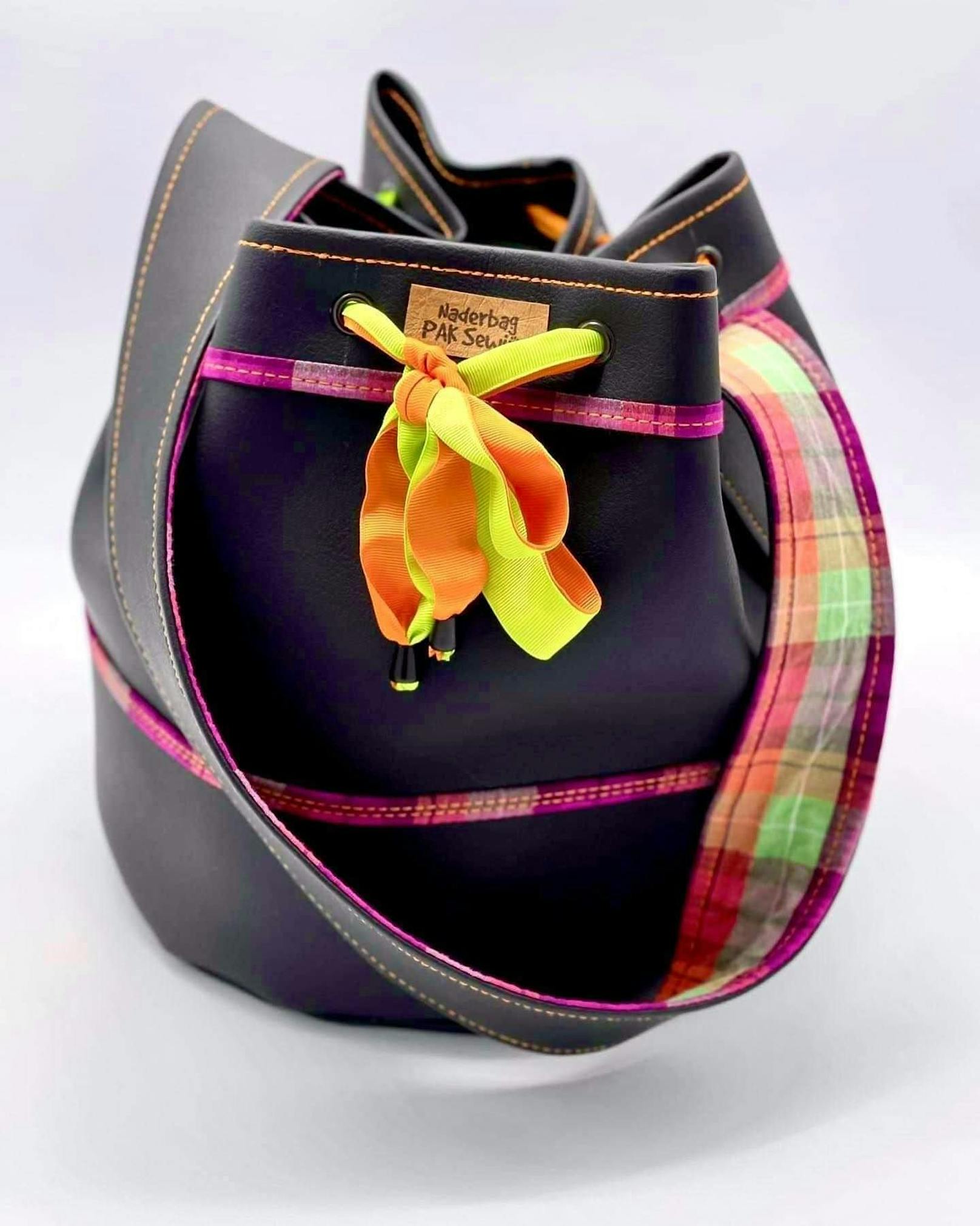 Jetzt teilnehmen und eine der handgefertigten Handtaschen Unikate von PAK Sewing gewinnen.