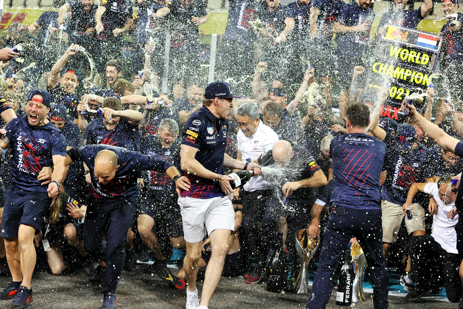 Champagner-Dusche für die Red-Bull-Crew