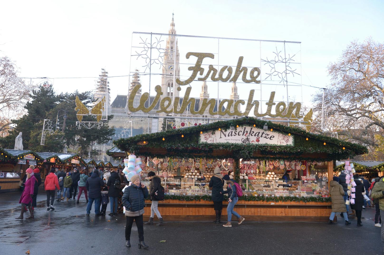 Der Christkindlmarkt am Rathausplatz durfte am Sonntag wieder öffnen.