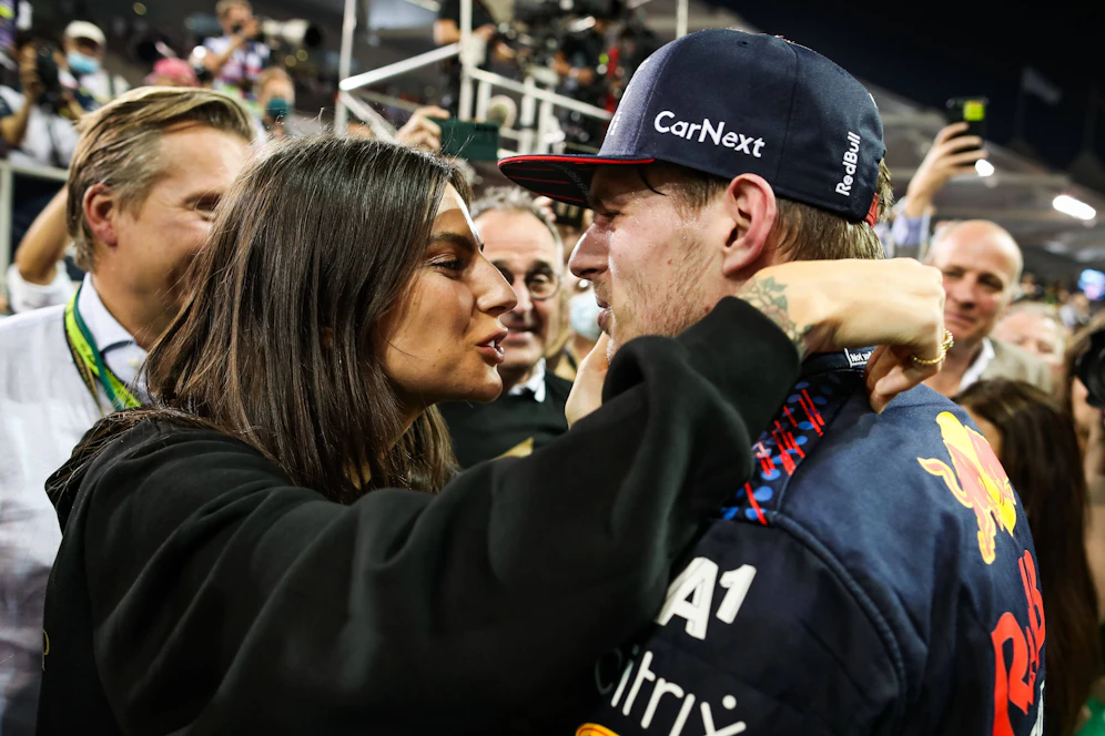  Verstappen feiert mit seiner Freundin den hart erkämpften WM-Titel.&nbsp;