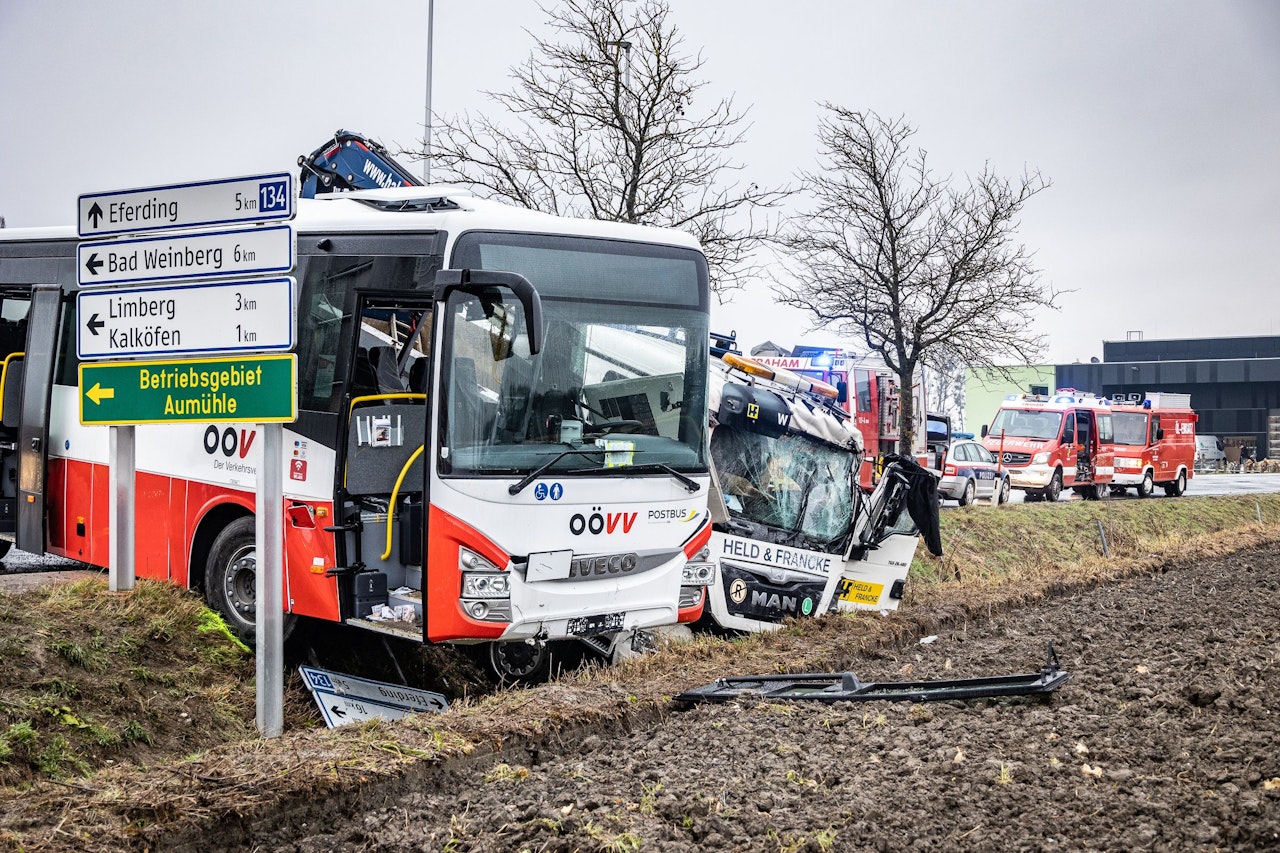 Heute.at - Mehrere Kinder bei schwerem Crash mit Schulbus verletzt
