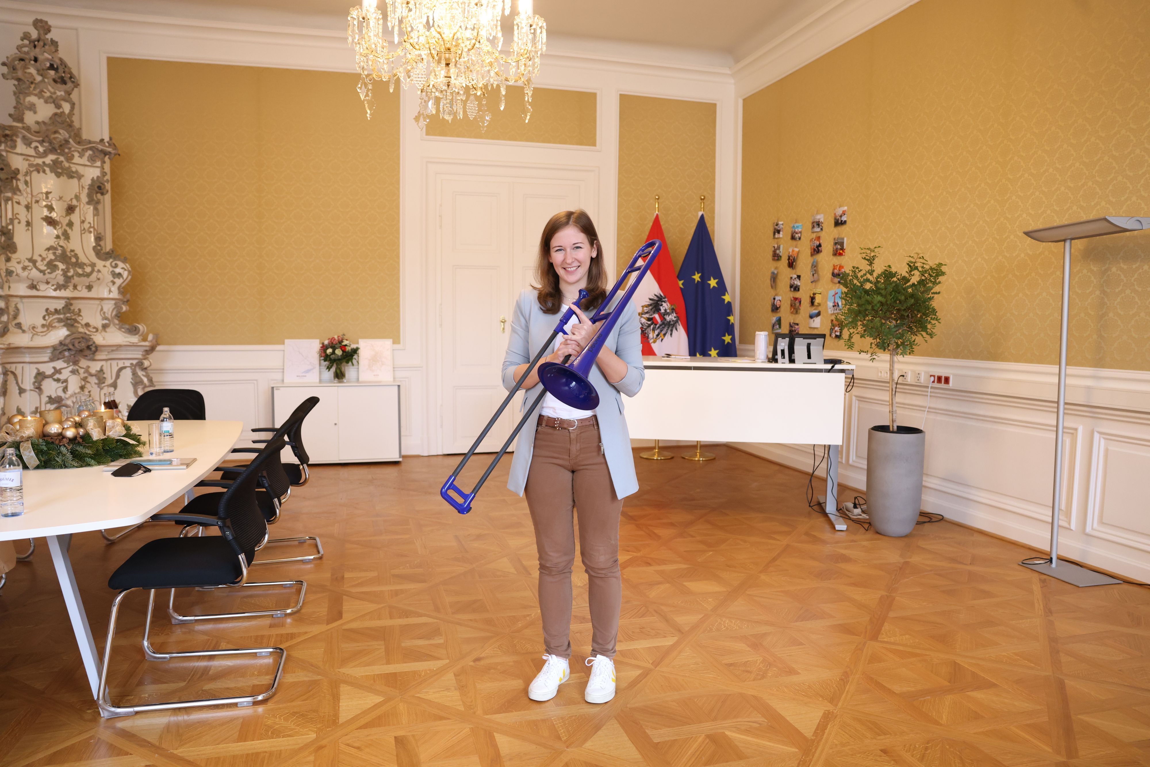 Claudia Plakolm mit einer Festivalposaune, einem Geschenk.