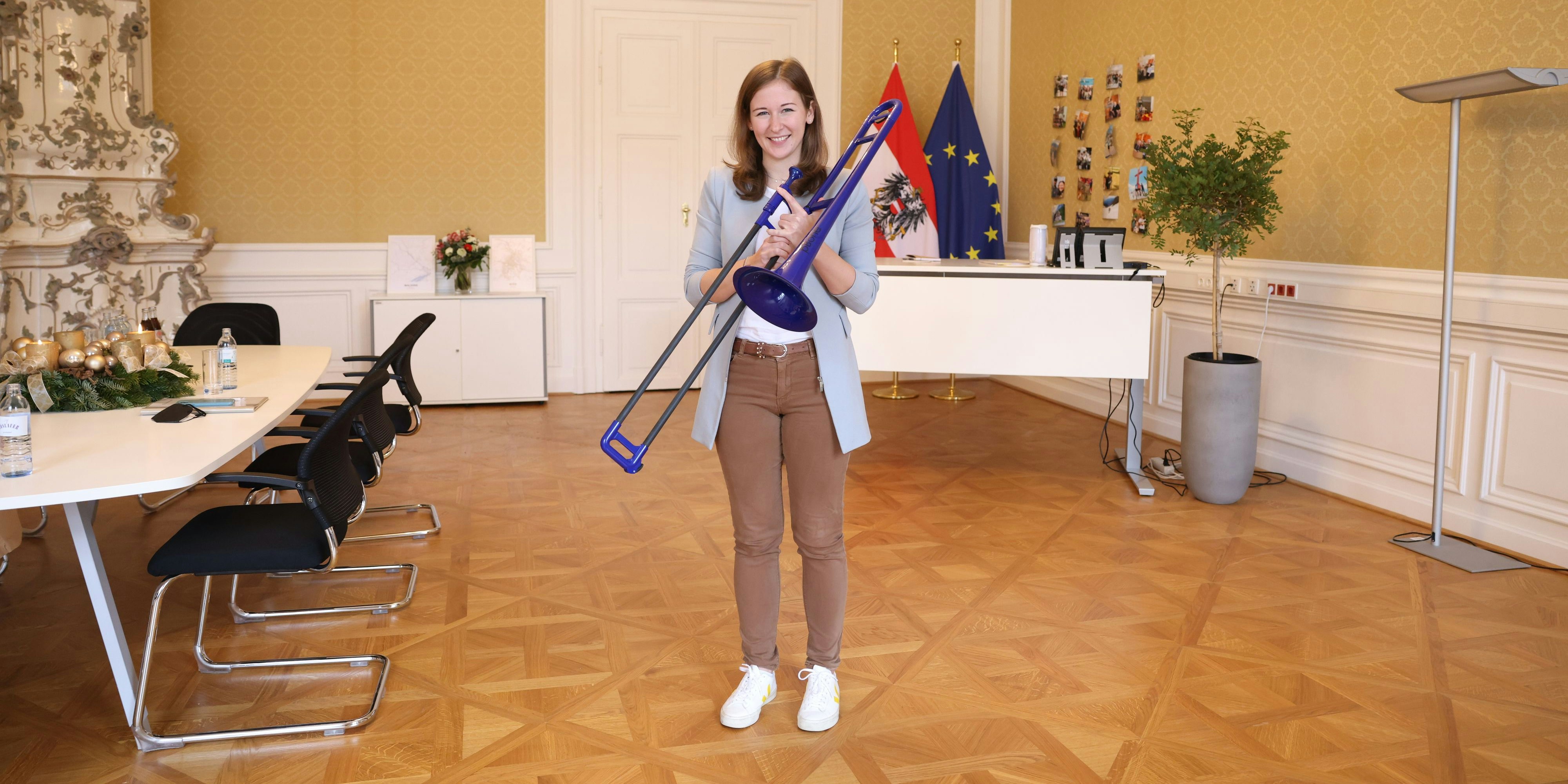 Claudia Plakolm mit einer Festivalposaune, einem Geschenk.