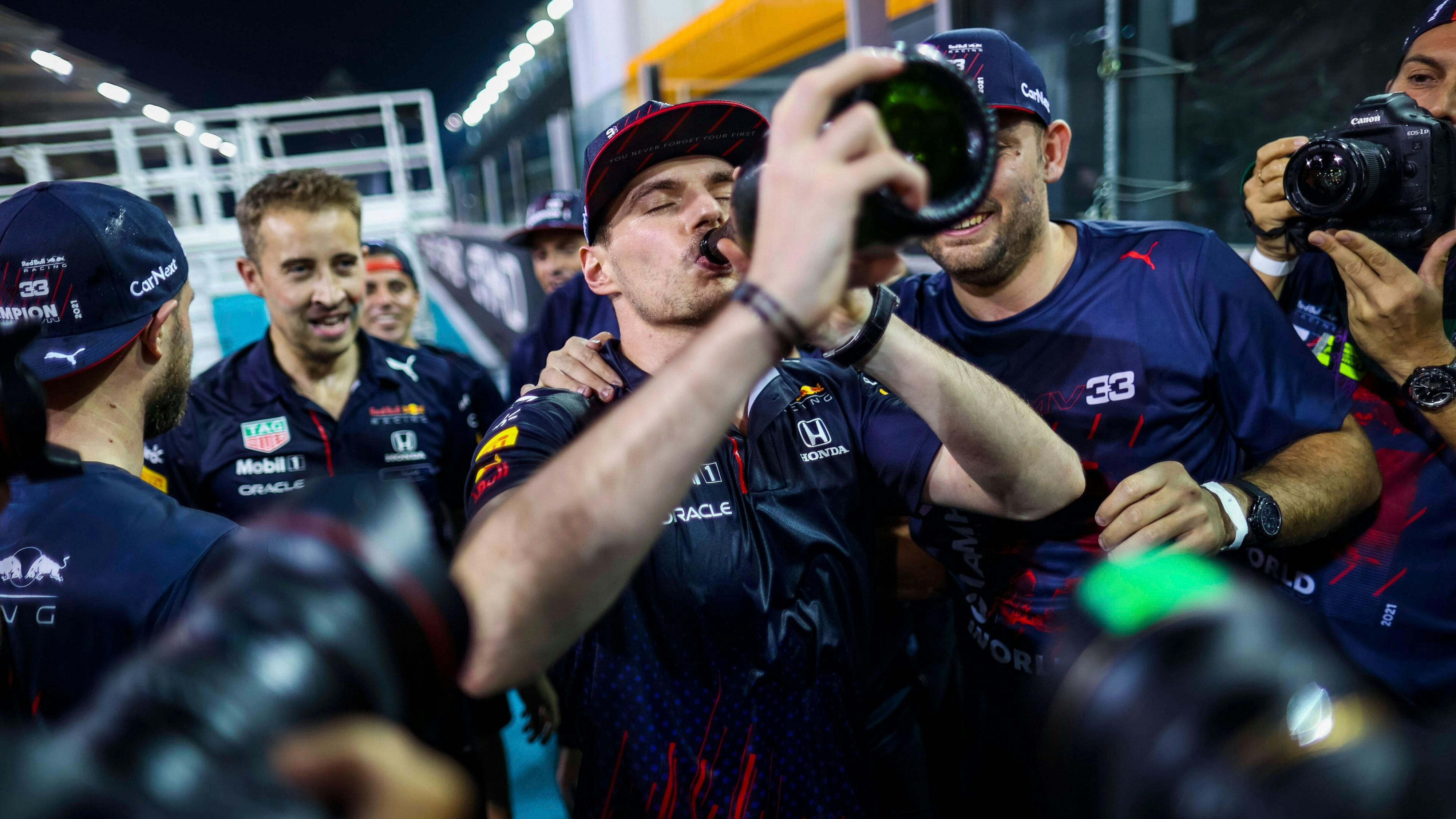 Max Verstappen gönnt sich einen mächtigen Schluck Champagner.
