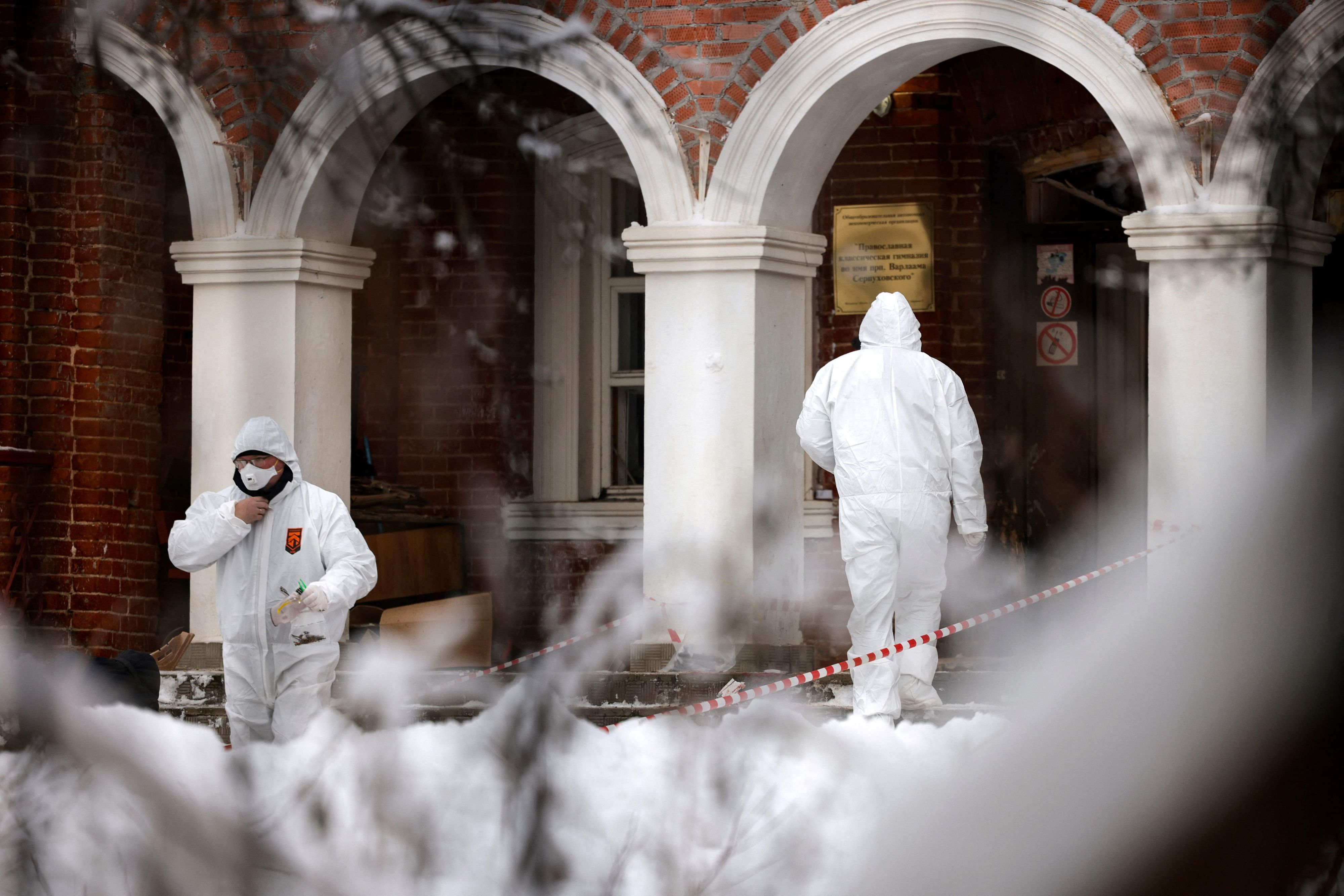 Download von www.picturedesk.com am 13.12.2021 (13:54).  Experts work at the entrance to the Orthodox gymnasium of the Vvedenskiy Vladychniy convent after an 18-year-old graduate of this educational institution entered the school and blew himself up, in the city of Serpukhov, 100 kilometres (60 miles) south of Moscow, on December 13, 2021. (Photo by Dimitar DILKOFF / AFP) - 20211213_PD2814 - Rechteinfo: Rights Managed (RM) Nur für redaktionelle Nutzung! Werbliche Nutzung erfordert Freigabe: bitte schicken Sie uns eine Anfrage.