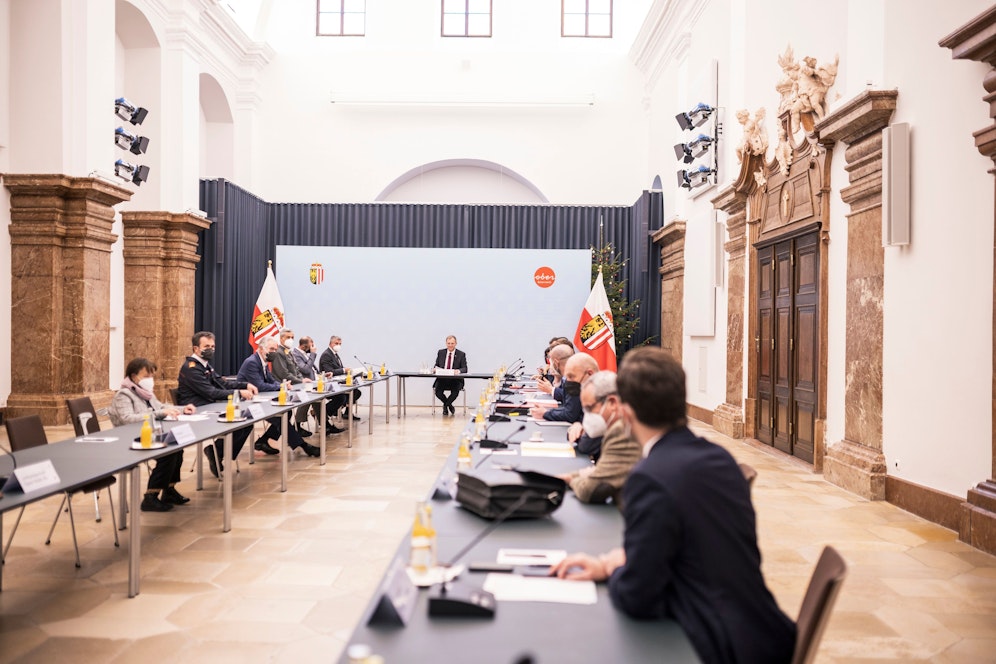 LH Stelzer (Mitte) am Montag beim Landessicherheitsrat in Linz.