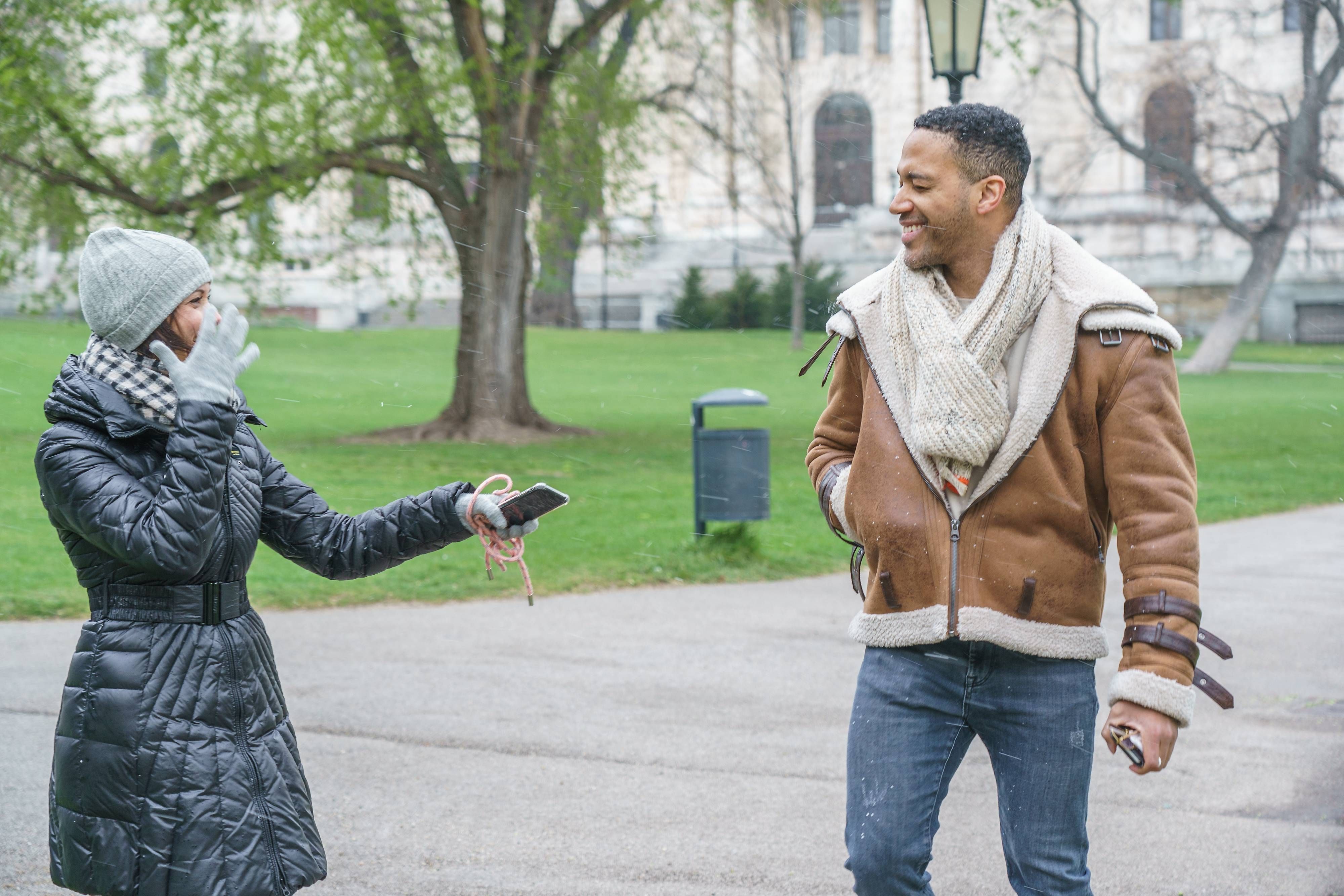 Interview im Schneeregen: "Heute"-Redakteurin Romina Colerus mit Cesár Sampson 