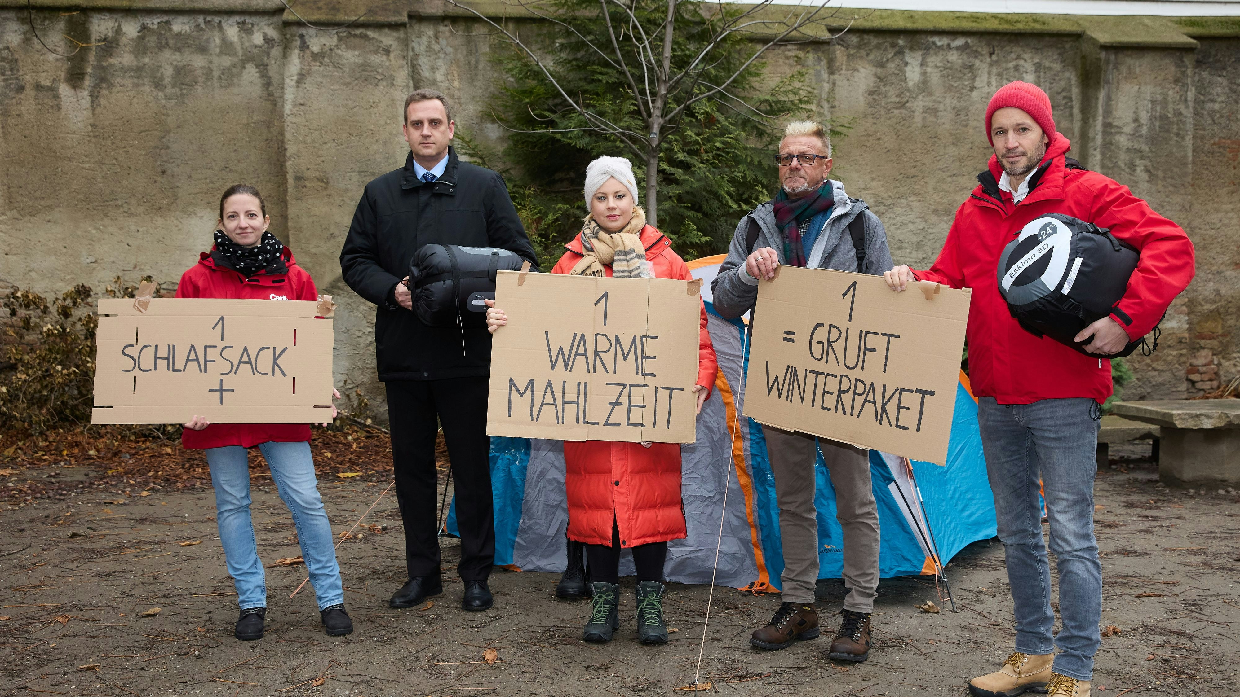 Streetworkerin Sabine Hanauer,&nbsp;Michal Cieslik (Wiener Linien), TV-Star Katharina Straßer, Betroffener Andreas C. und Caritas-Chef Klaus Schwertner bitten um Spenden für das Gruft Winterpaket.&nbsp;