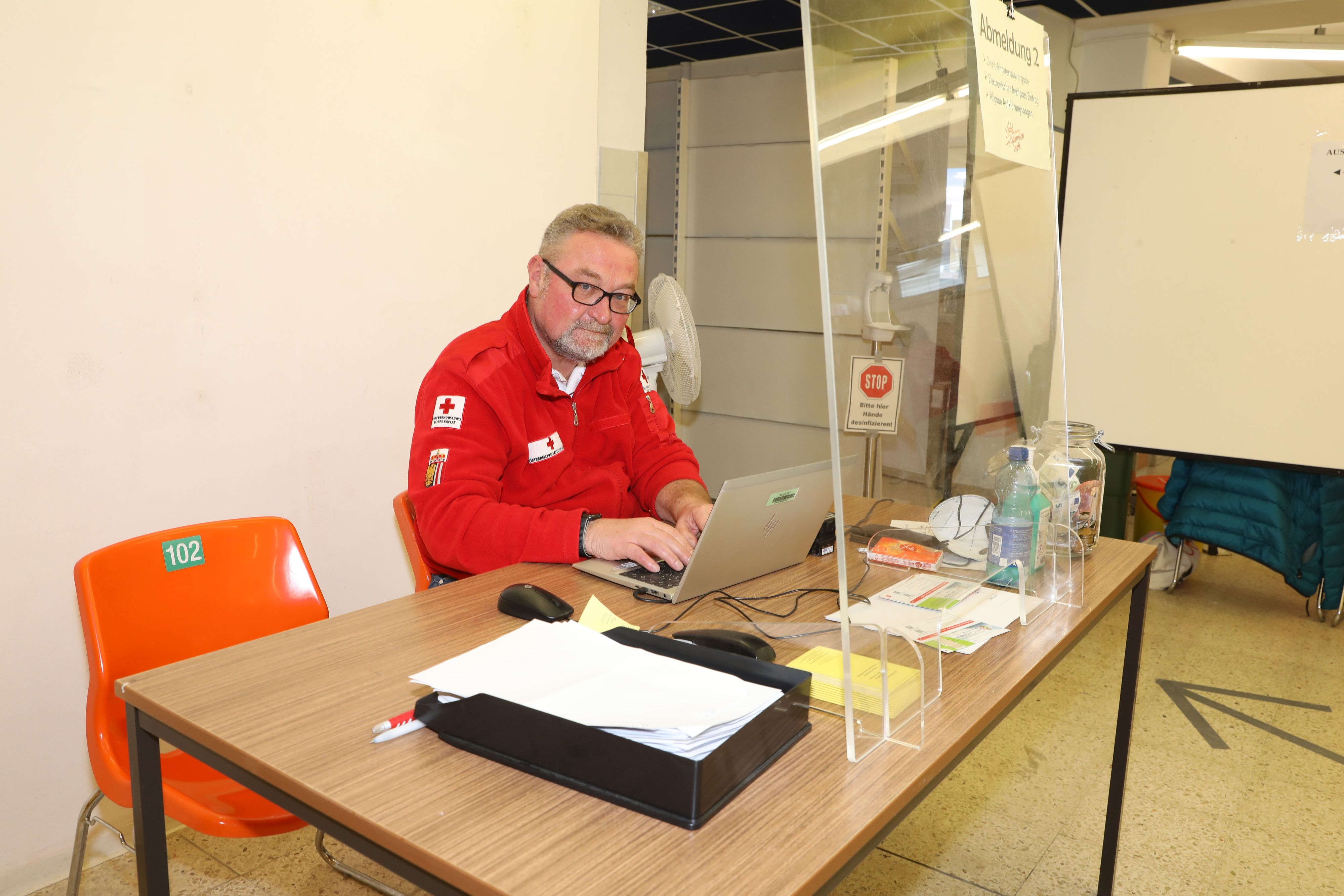Schauspieler Ferry Öllinger half in der Rotkreuz-Impfstraße in Walding aus.