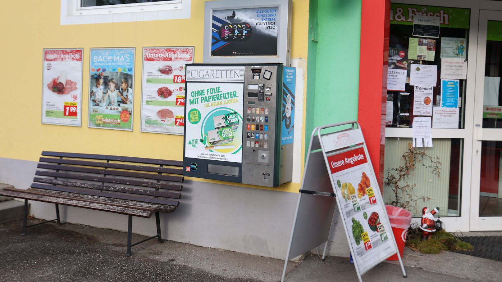 Bei diesem Zigarettenautomaten in Geinberg sollen die mutmaßlichen Täter 23 Packerl Zigaretten gekauft haben.