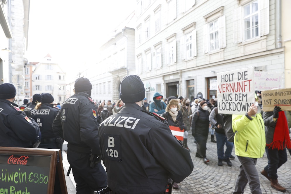 Immer wieder kommt es zu kleineren Corona-Demonstrationen. Archivbild vom 12. Dezember 2021 – Kundgebung in Graz.&nbsp;