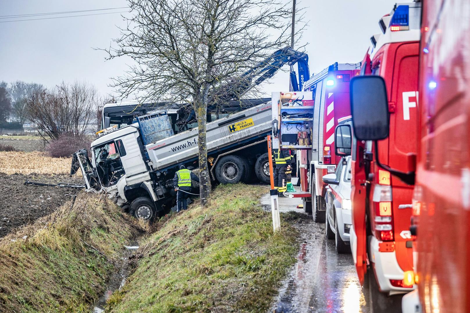 Beide Fahrzeuge landeten im Straßengraben.