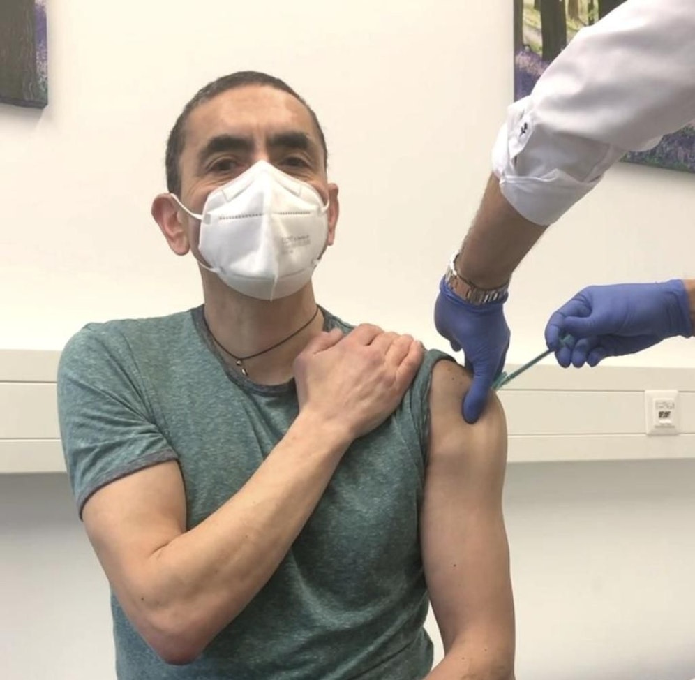 Ugur Sahin veröffentlichte dieses Impf-Bild auf Linkedin.