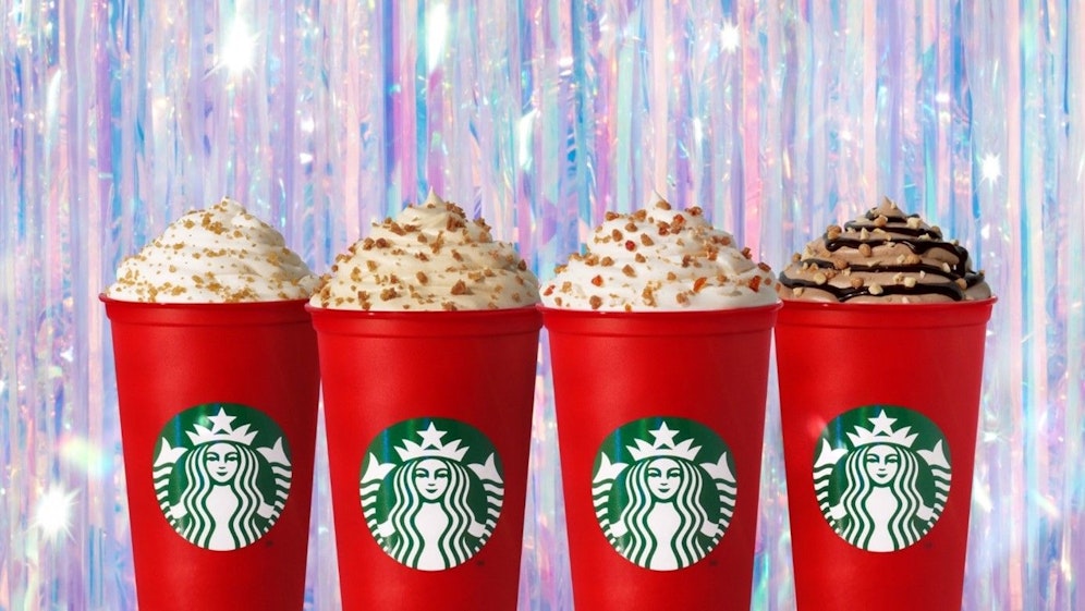 Das Holiday Season Menü mit Caramel Waffle Latte, Fudge Brownie Hot Chocolate, Toffee Nut Latte und Gingerbread Latte.