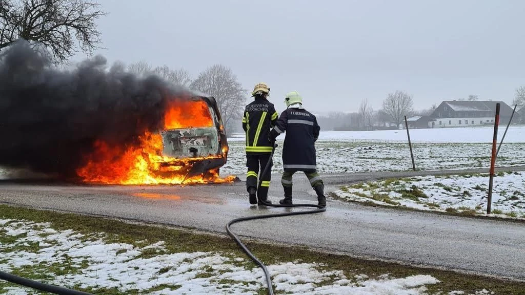 Während der Fahrt fing das Auto Feuer. Die Mutter reagierte sofort.