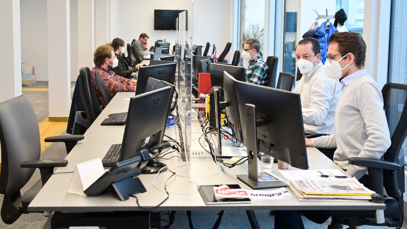 Das <em>"Heute"</em>-Team im Newsroom in der Wiener City