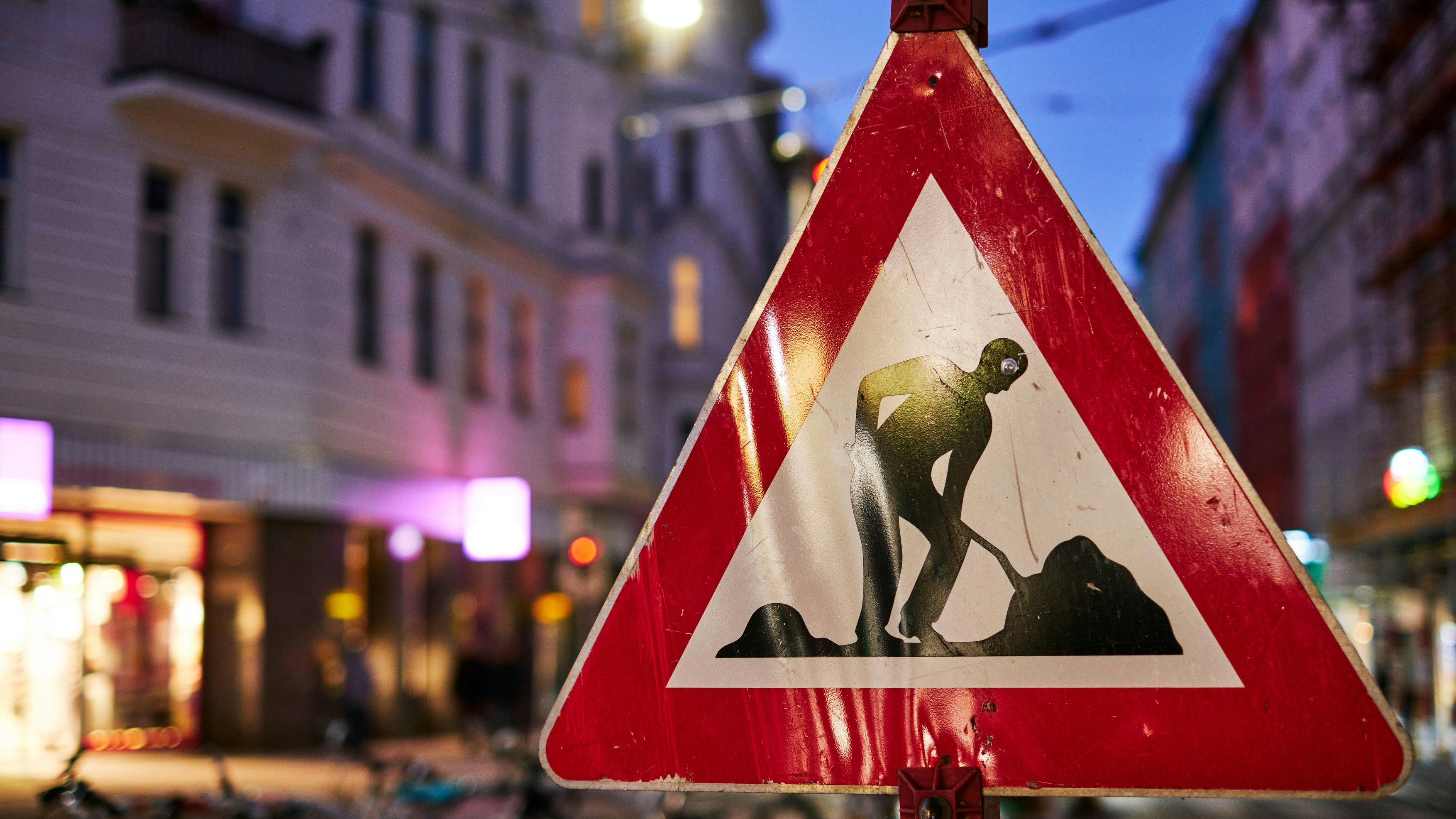 "Achtung Baustelle"-Tafel in Wien. (Symbolbild)