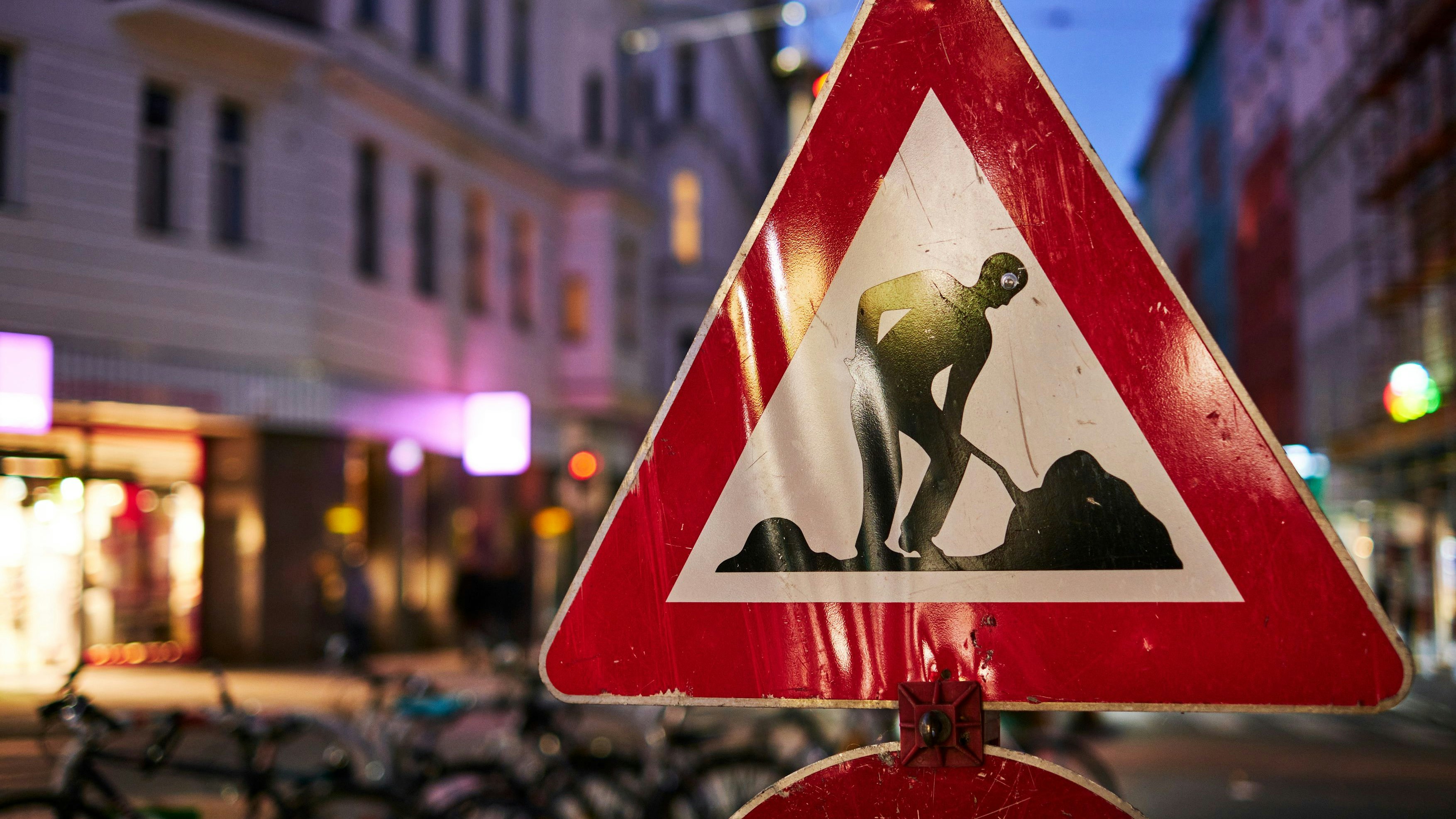 "Achtung Baustelle"-Tafel in Wien. (Symbolbild)