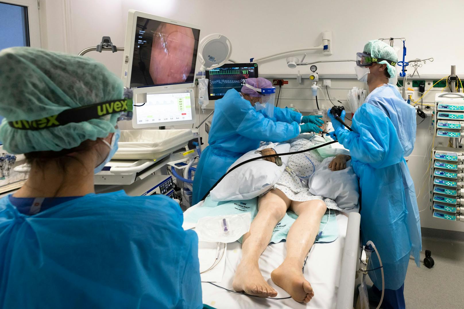 Mediziner führen einen Beatmungsschlauch in einen Corona-Patienten ein. Die Lage in den Spitälern ist verheerend.