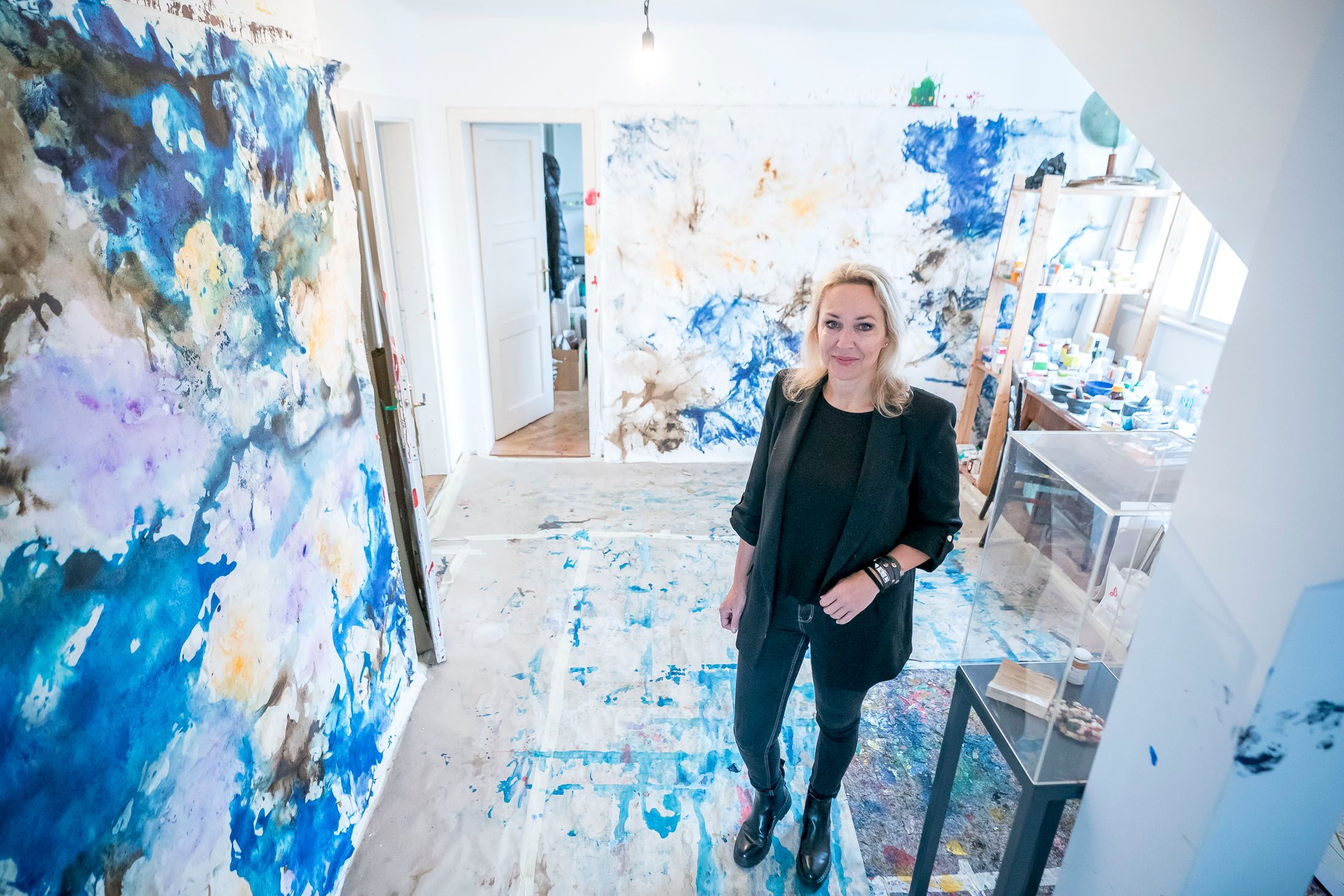 künstlerin monika kus-picco in ihrem atelier in der anton-krieger-gasse 164, sie malt mit farben aus alten medikamenten und hat derzeit eine ausstellung in der albertina, 20211213 foto: helmut graf/tageszeitung heute