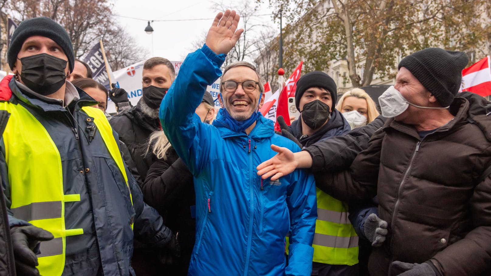 <strong>Herbert Kickl</strong> bei der Demonstration am Heldenplatz am Samstag, 11. Dezember 2021.