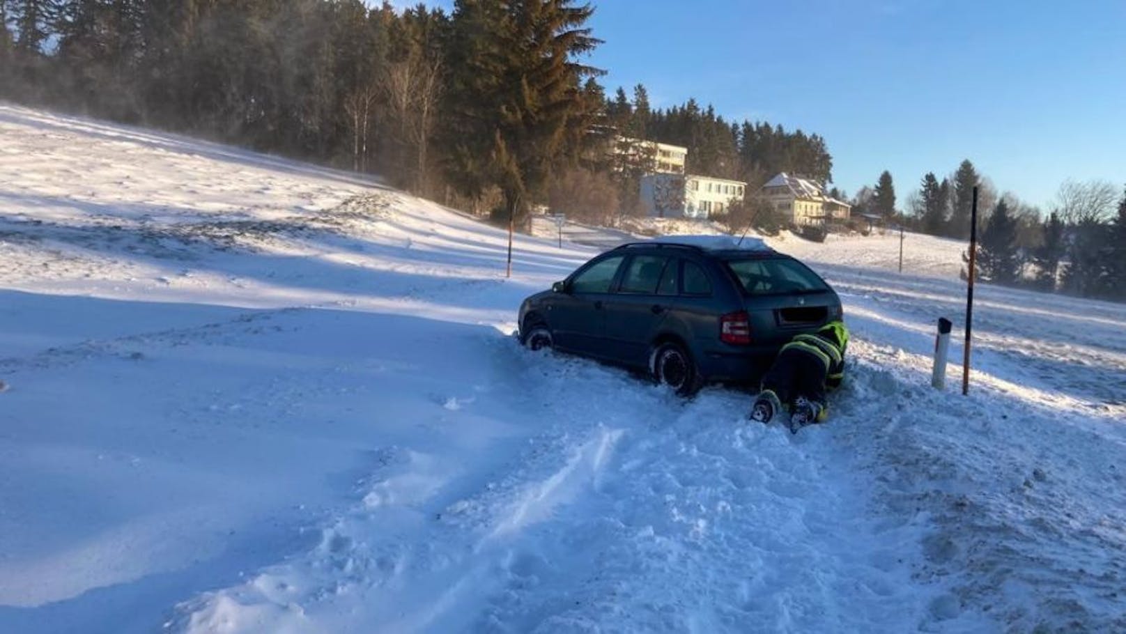 Ein heftiger Schneesturm ließ am Wochenende zahlreiche Fahrzeuge stecken bleiben. Die Freiwillige Feuerwehr St. Radegund bei Graz musste zu zahlreichen Bergeeinsätzen ausrücken. (12. Dezember 2021)