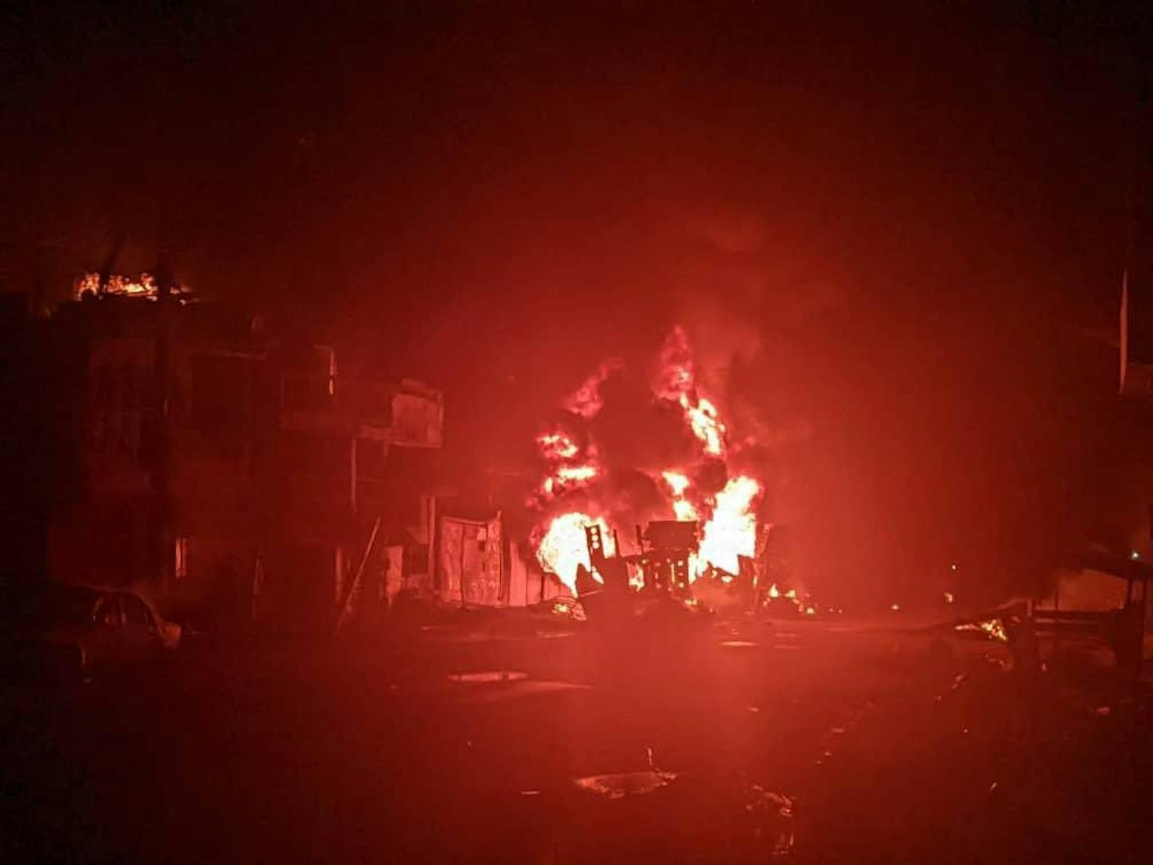 Bilder in den sozialen Medien zeigen ein Trümmerfeld nach der Explosion sowie das brennende Fahrzeugwrack.