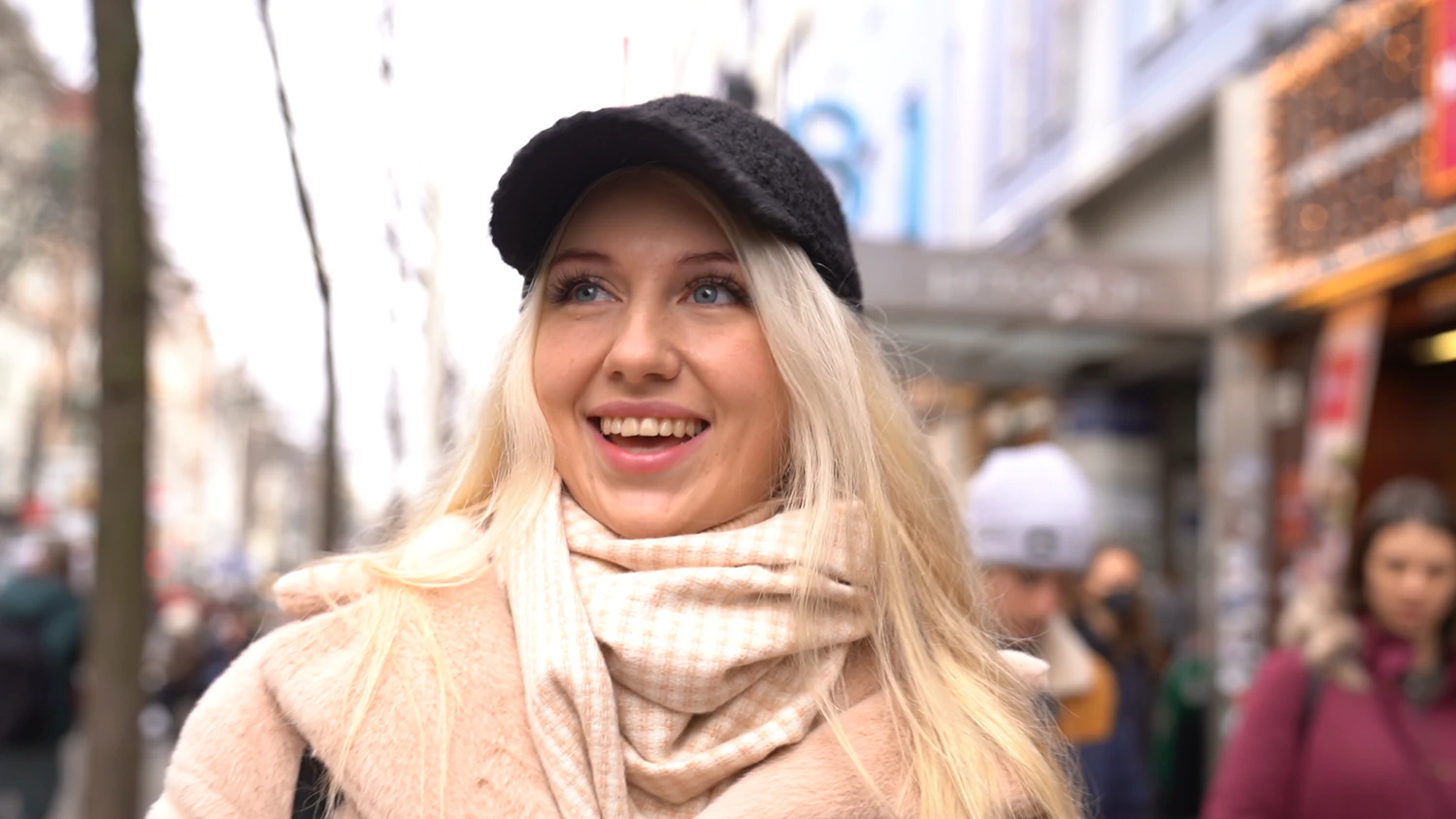 Unbeschwerte Zeiten letzten Dezember&nbsp;–&nbsp;Olha strahlt bei einer <em>"Heute"</em>-Straßenbefragung.