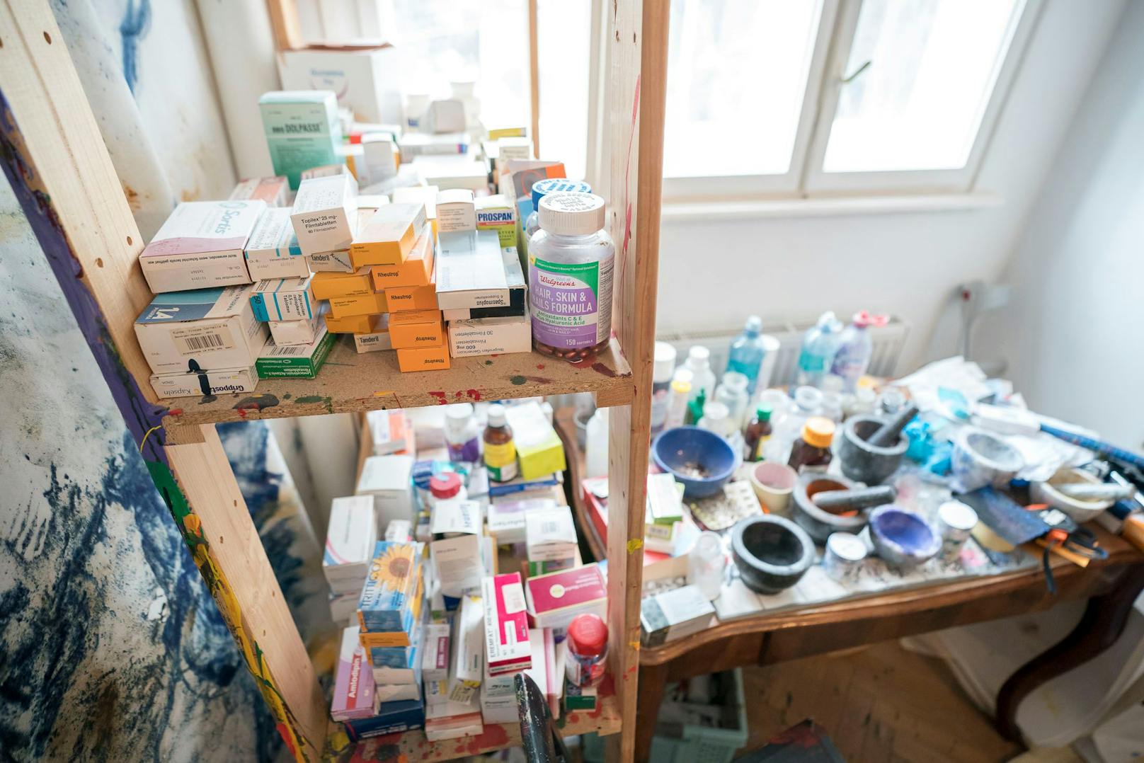 Das Atelier der Künstlerin besteht hauptsächlich aus Medikamenten.