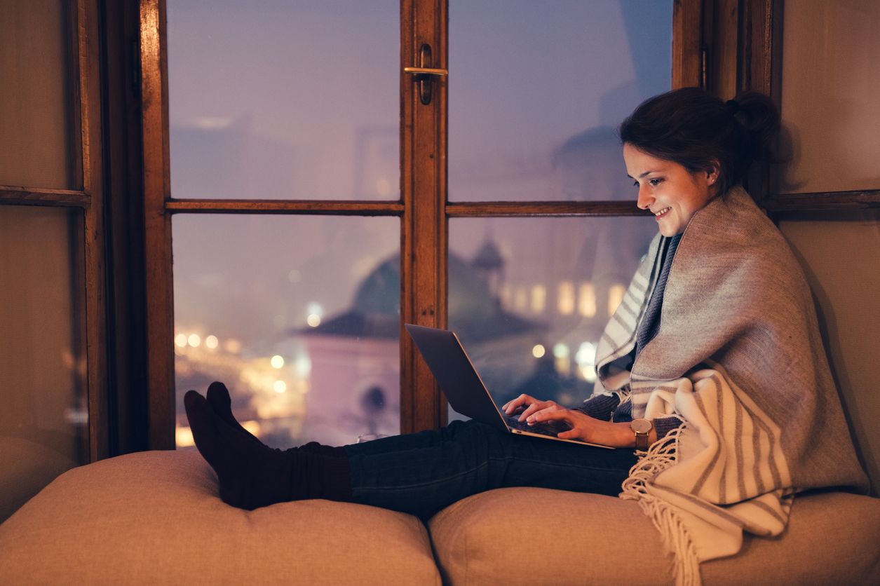 Draußen friert es, und in deiner Wohnung ist es auch nicht unbedingt Sommer-Wetter? Mit diesen Hacks hast du es innerhalb deiner vier Wände gleich kuschelig warm ohne deine Heizkosten belasten zu müssen. 