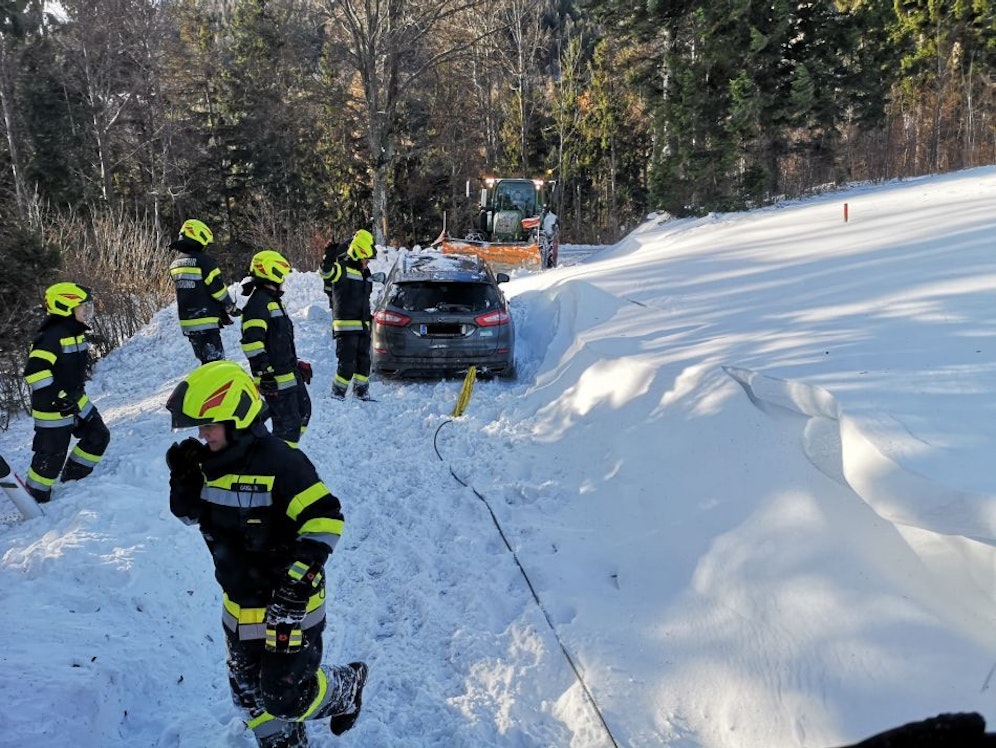 Die Freiwillige Feuerwehr St. Radegund bei Graz musste zu zahlreichen Bergeeinsätzen ausrücken. (12. Dezember 2021)