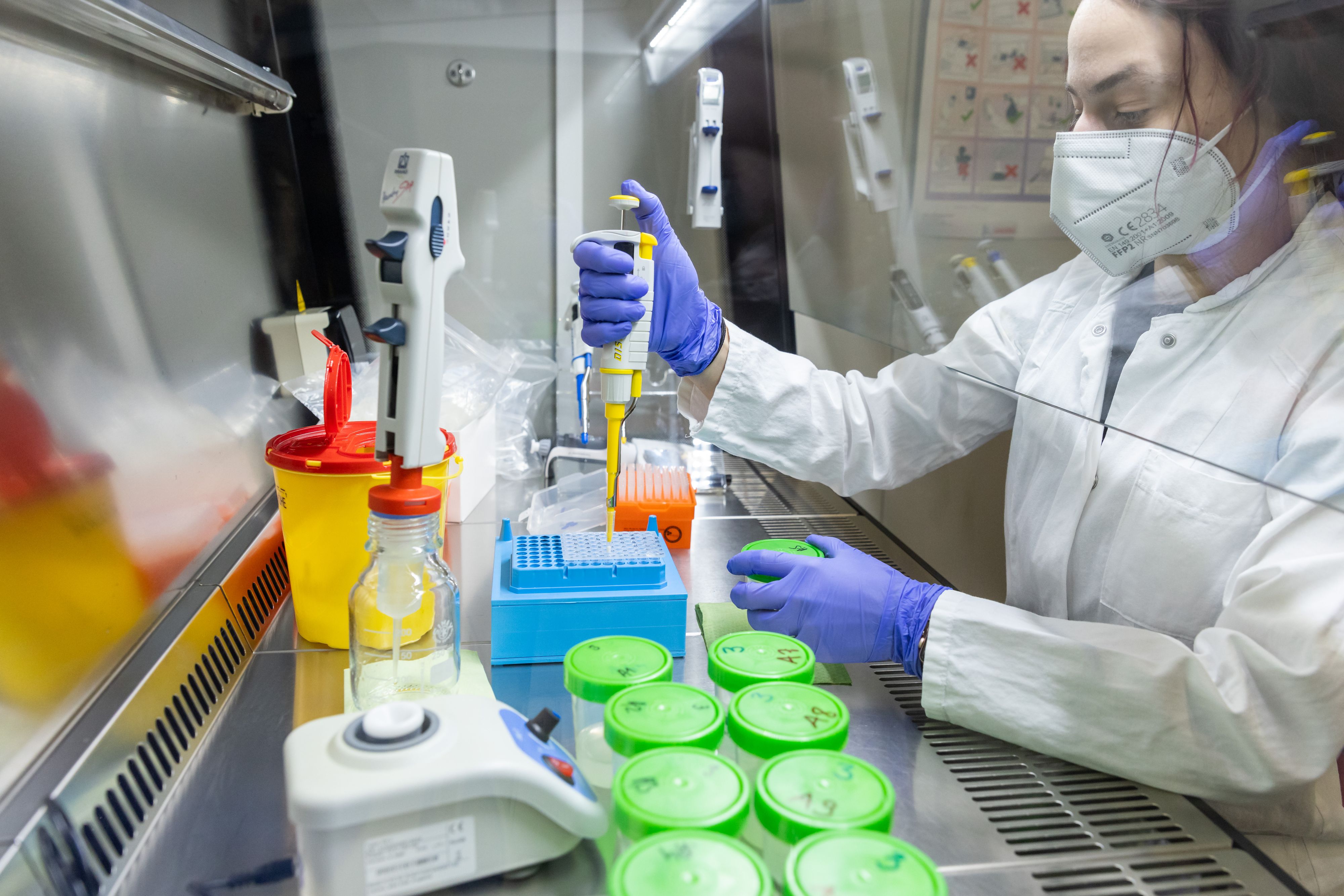 Die Omikron-Variante breitet sich rasant aus.