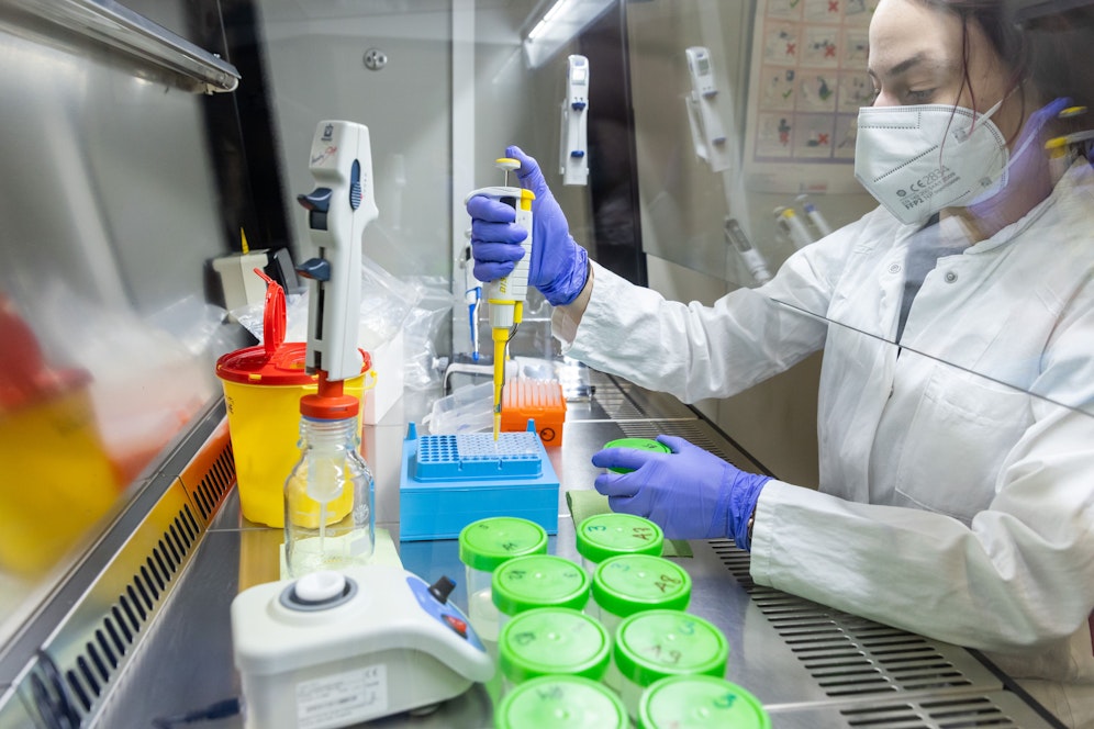 Die Omikron-Variante breitet sich rasant aus.