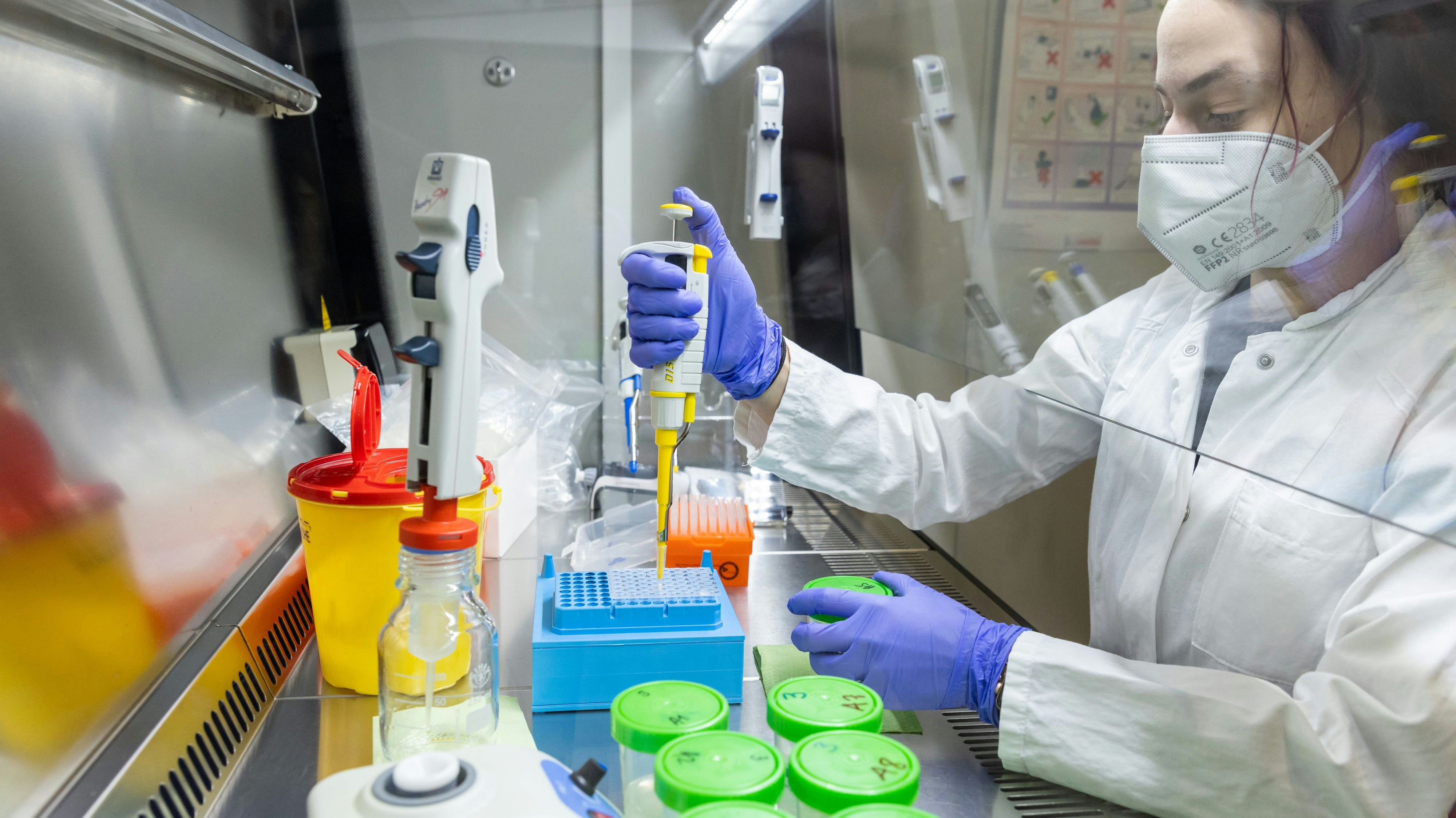 Die Omikron-Variante breitet sich rasant aus.