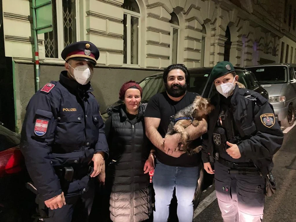 Polizisten retteten einen entlaufenen Hund von der Straße. Im Bild: die Wiedervereinigung mit Frauerl und Herrl.