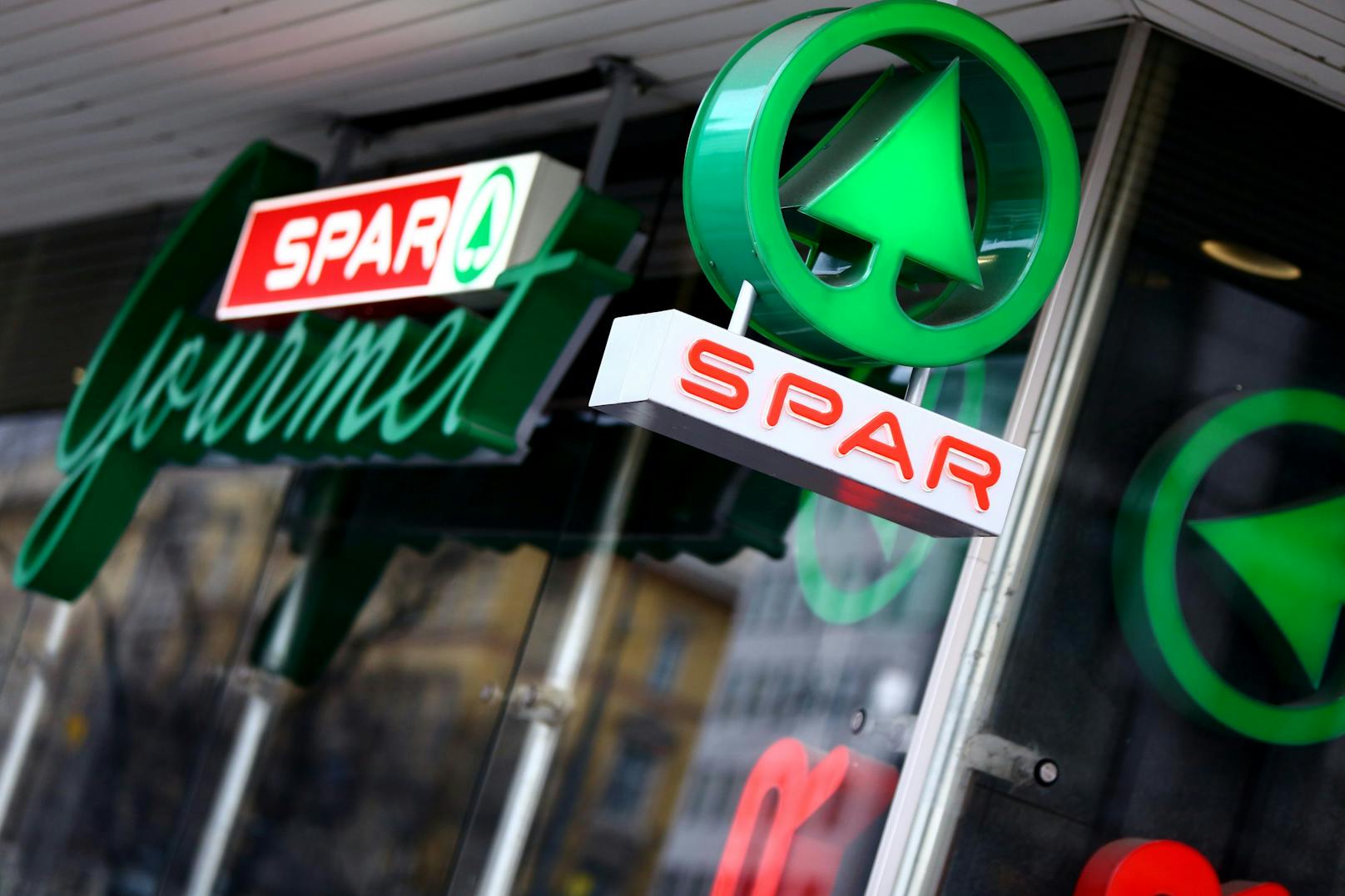 Spar bietet in vielen Filialen kurz vor Ladenschluss Überraschungssackerl an.