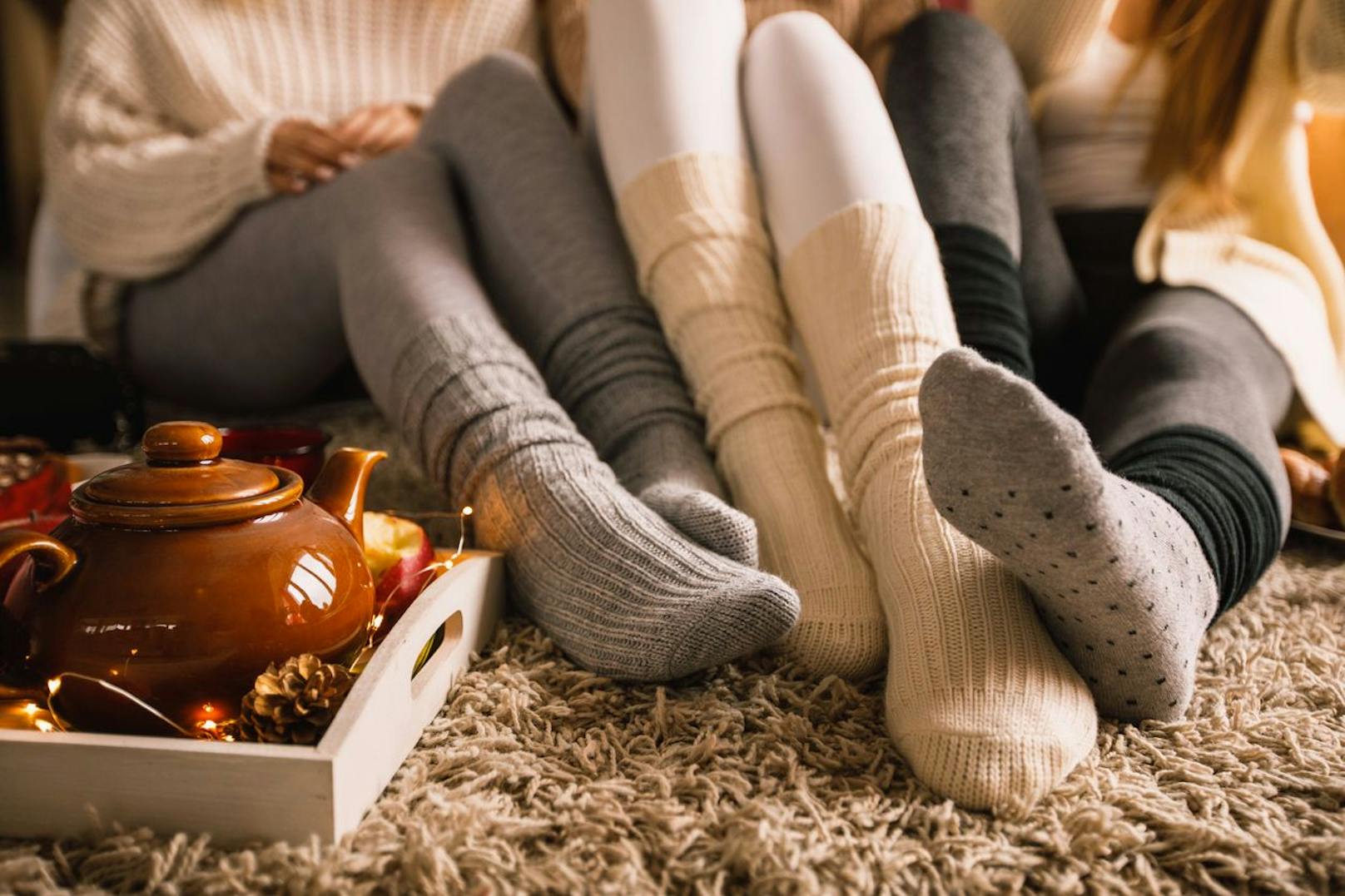 Erspare dir kalte Füße und schaffe dir einen dicken und weichen Teppich an, der viel Wärme vermittelt.