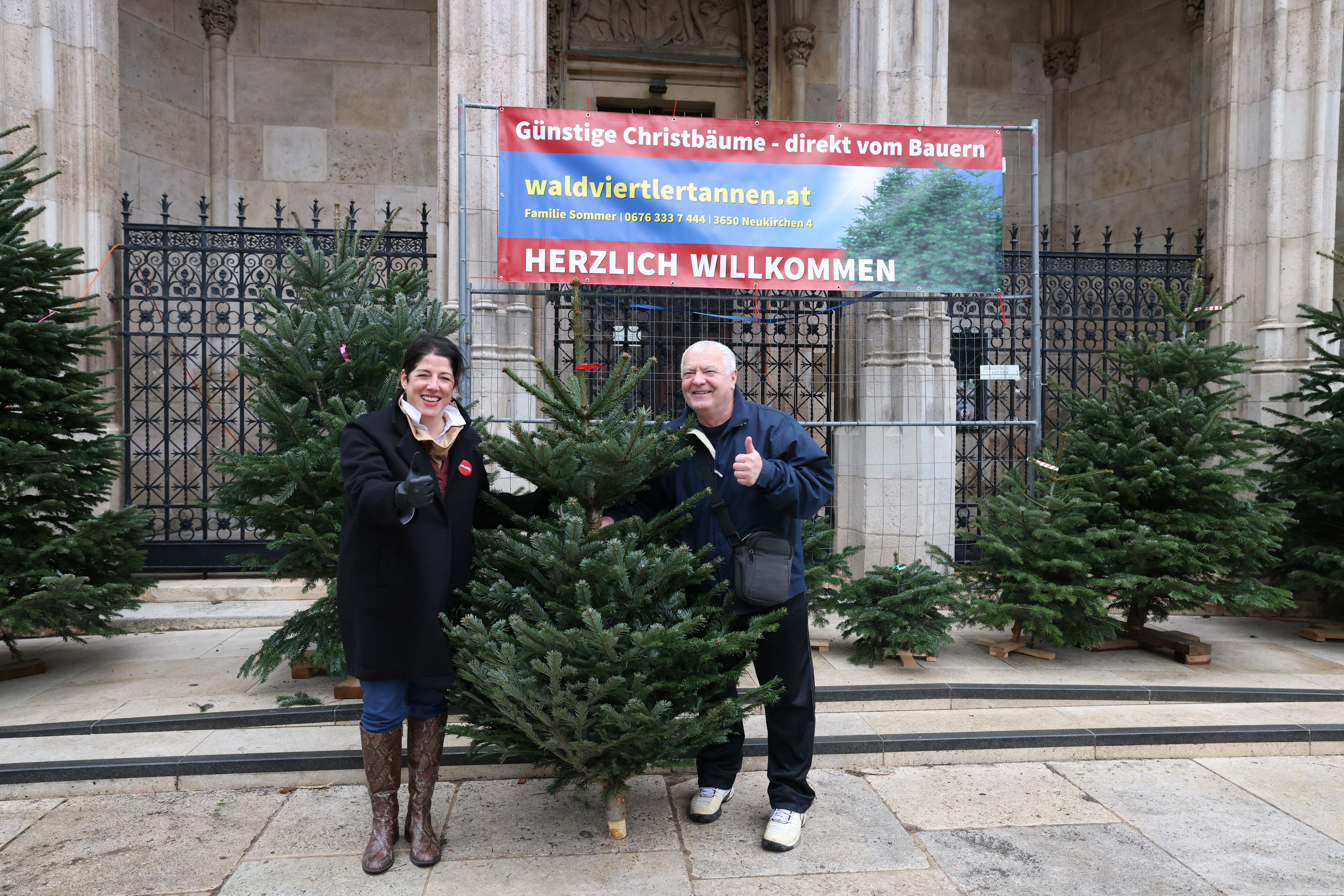 Tanja Wehsely (Volkshilfe Wien) schenkte Baum an Ehemann von Corona-Patientin. 