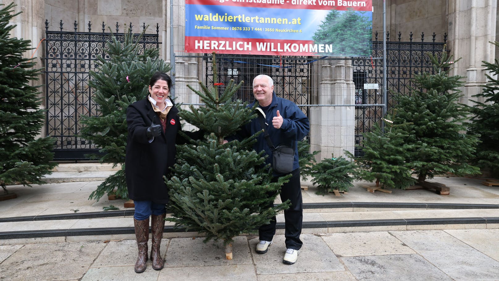 Tanja Wehsely (Volkshilfe Wien) schenkte Baum an Ehemann von Corona-Patientin. 