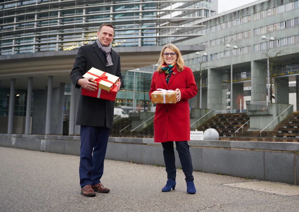 Jochen Danninger und Ulrike Königsberger-Ludwig vor dem Landhaus.