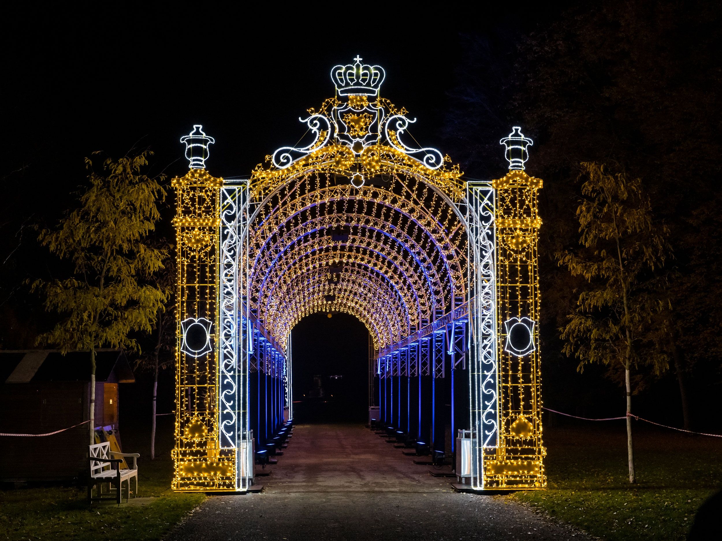 Lichtinstallationen Wassershows, und Laserprojektionen verzaubern im Lichtergarten von Schloss Laxenburg.