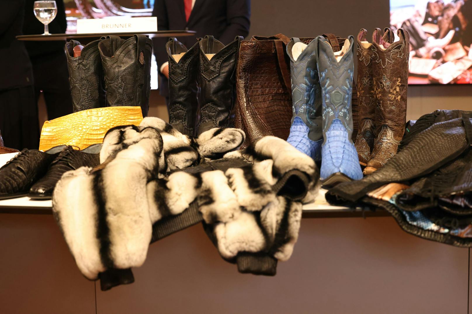 Zu den illegalen Waren zählen vor allem Lederprodukte, etwa von Phytons oder Krokodilen.