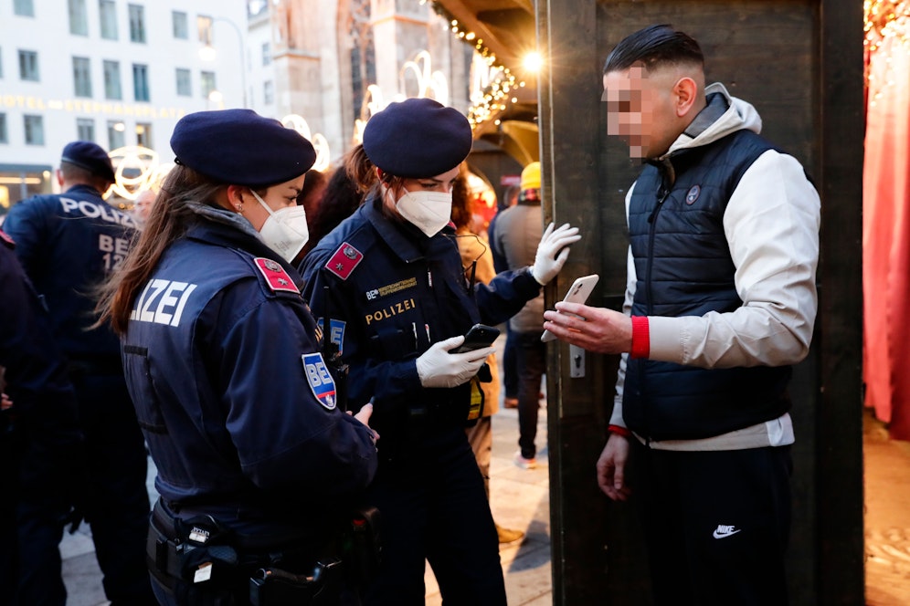 Corona-Kontrollen der Polizei in Wien. Auf die Bürger warten bald schärfere Corona-Maßnahmen.