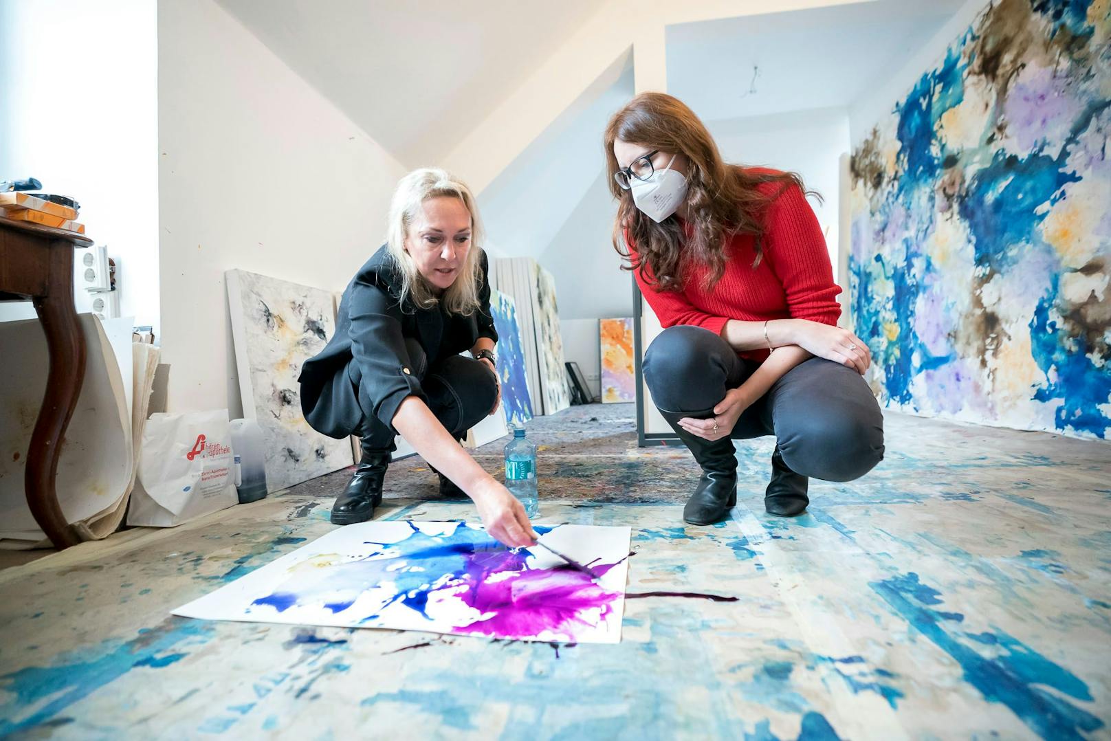 In ihrem Wiener Atelier zeigt Künstlerin Monika Kus-Picco <em>"Heute"</em>-Reporterin Amra Duric, wie sie mit pulverisierten Medikamenten malt.