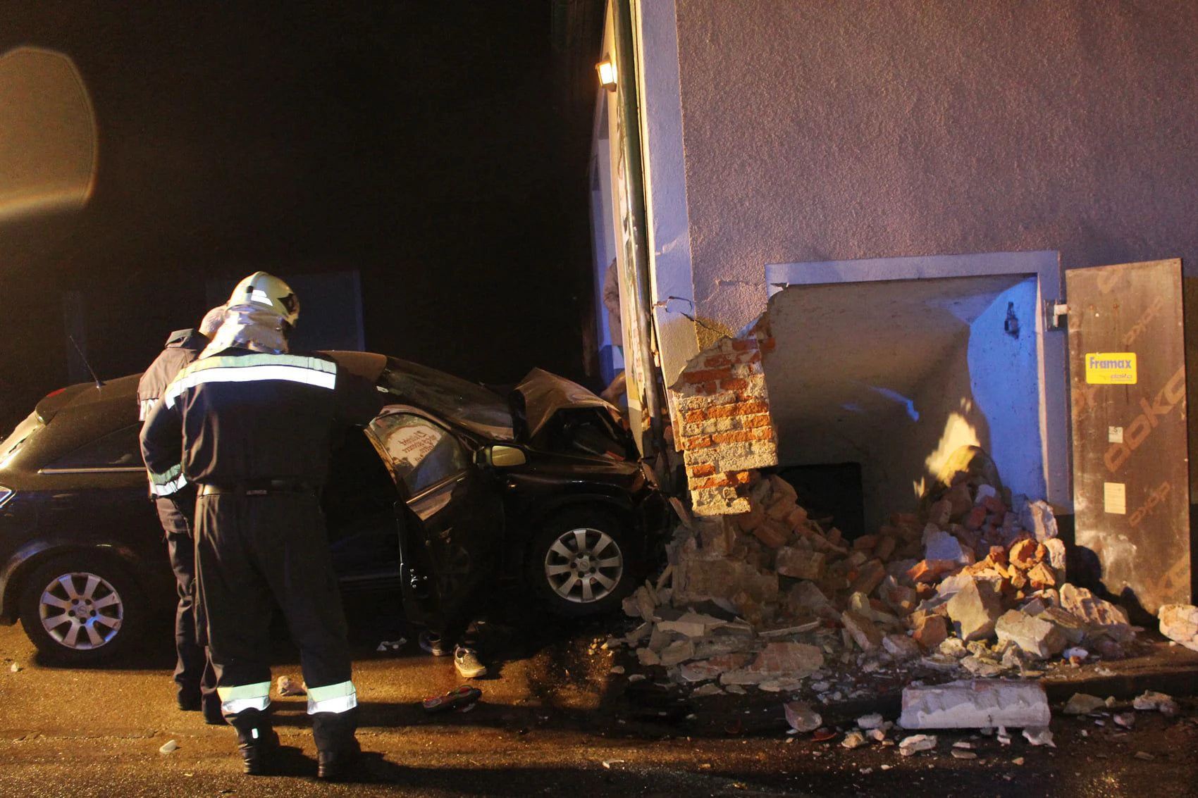 Das Auto richtete riesigen Schaden an.